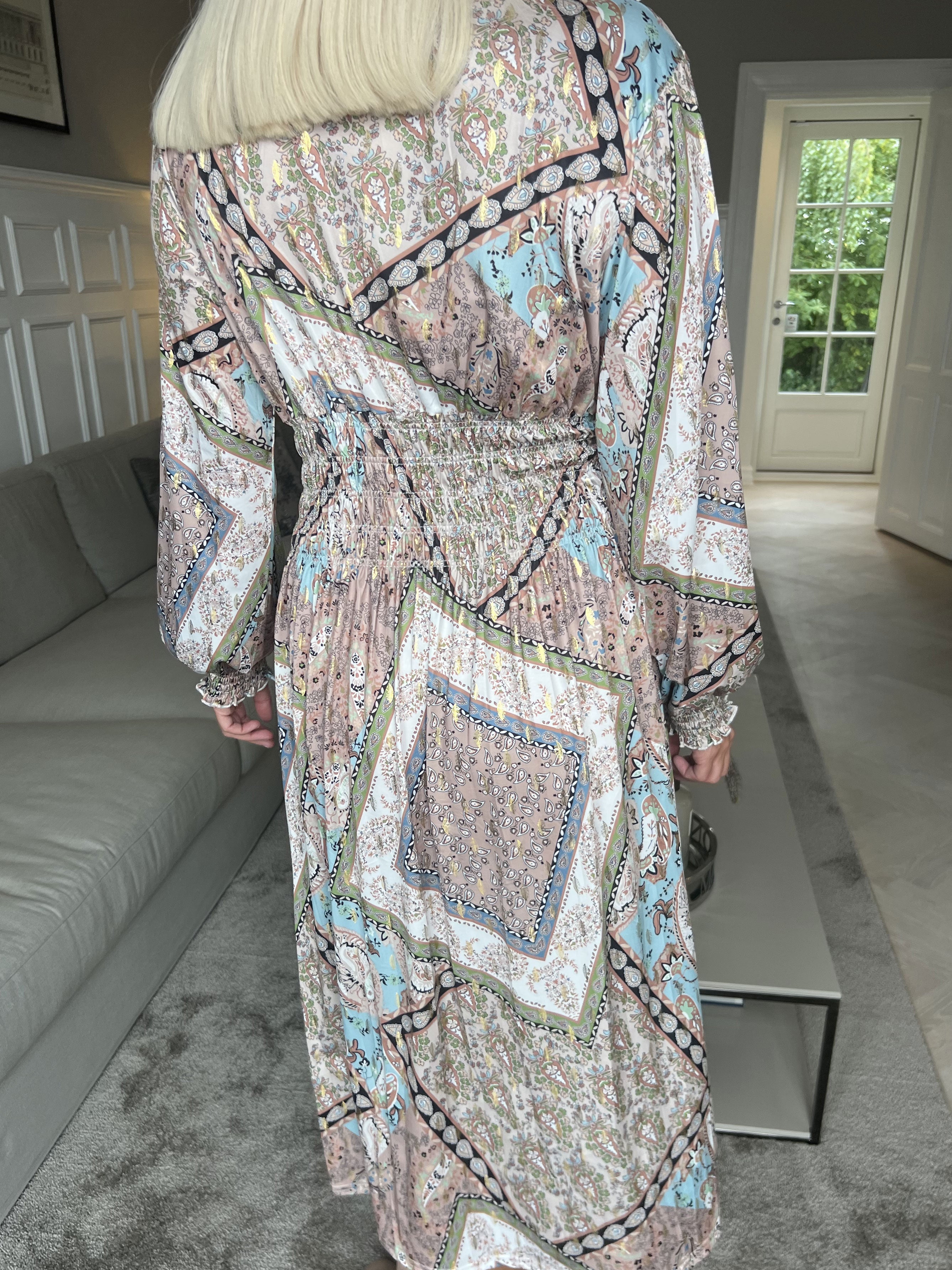 Pams Paisley Midi L/S - Elastisk kjole i krølfrit stof med lange ærmer