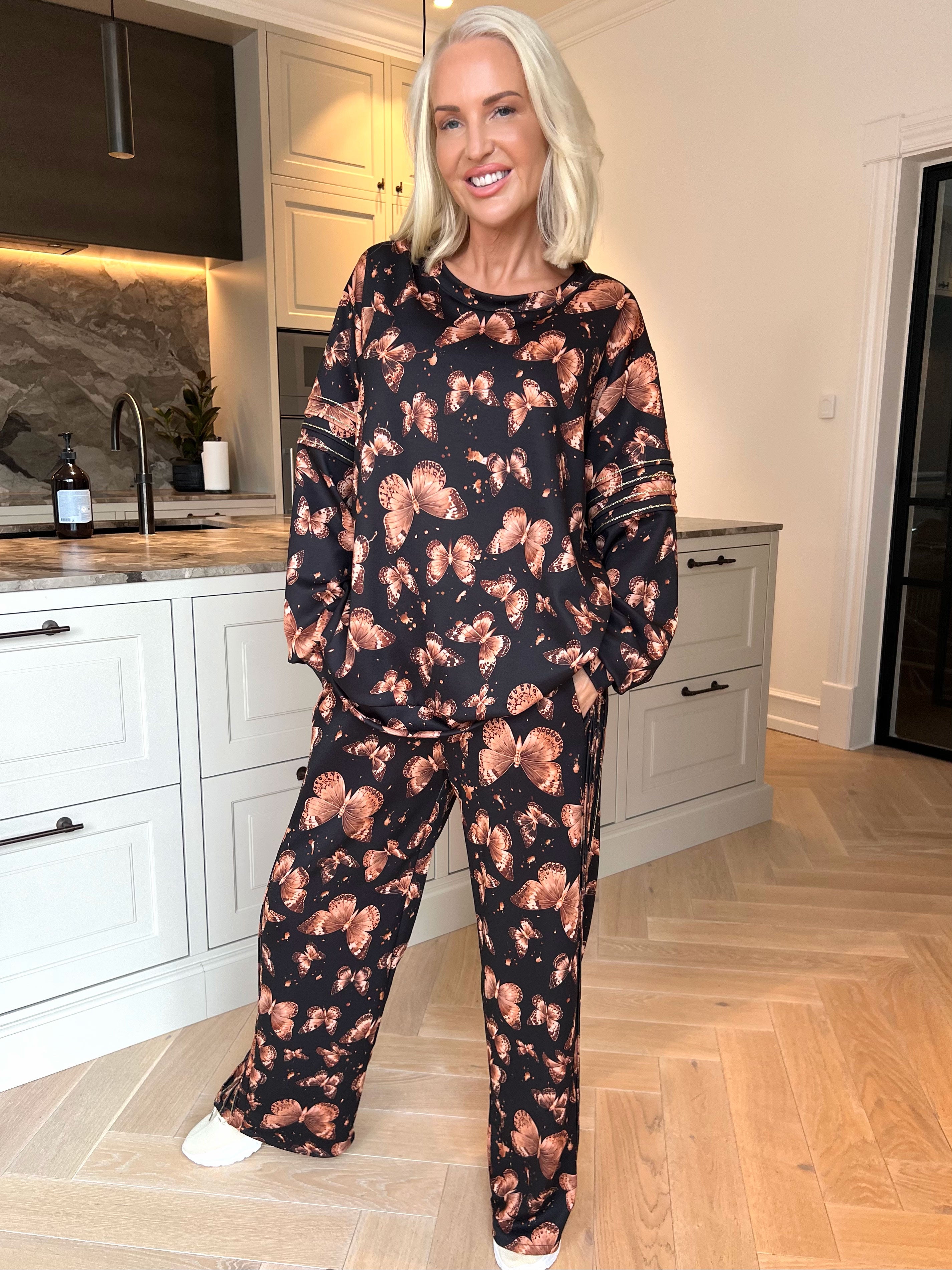 Dream Butterfly - Plus size joggingsæt i viskose med sommerfugleprint og ribkanter