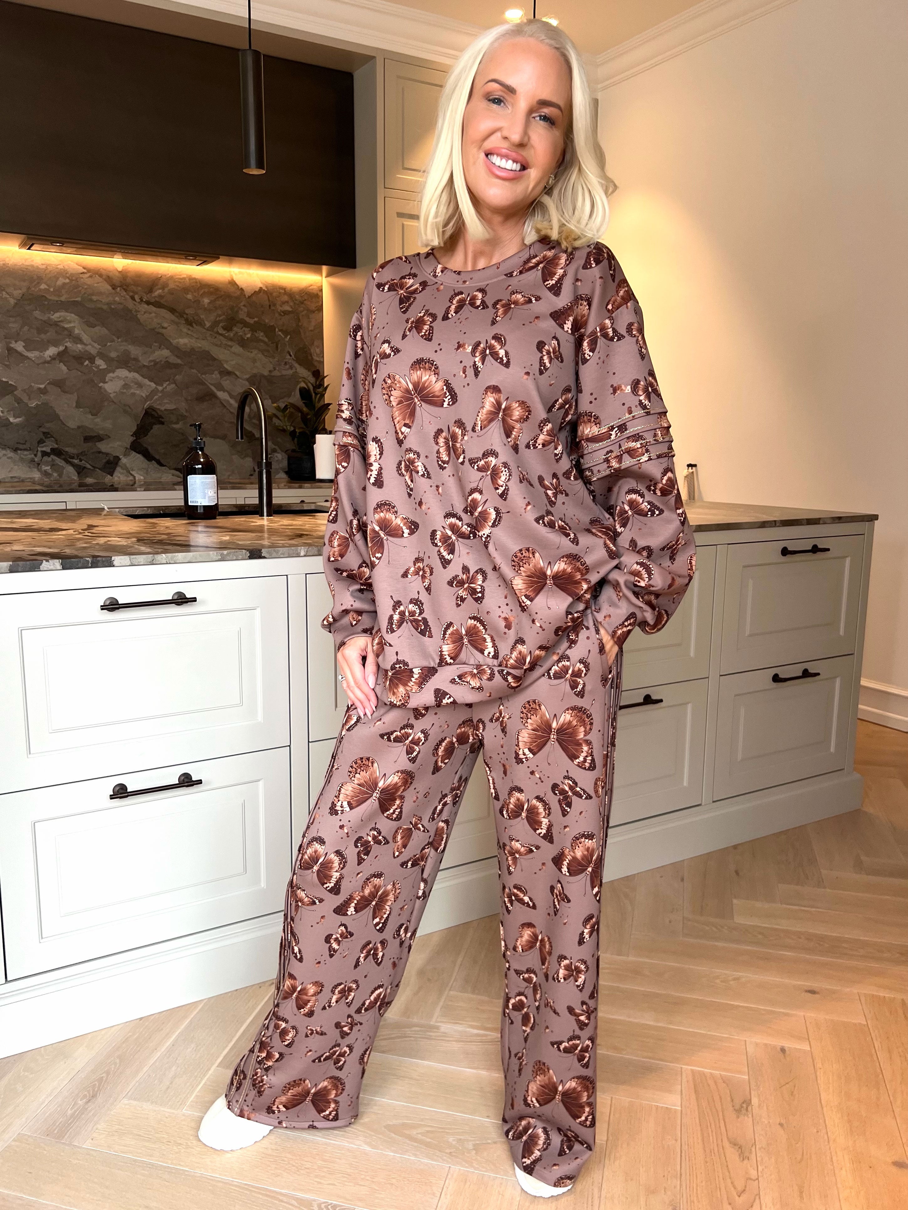 Dream Butterfly - Plus size joggingsæt i viskose med sommerfugleprint og ribkanter