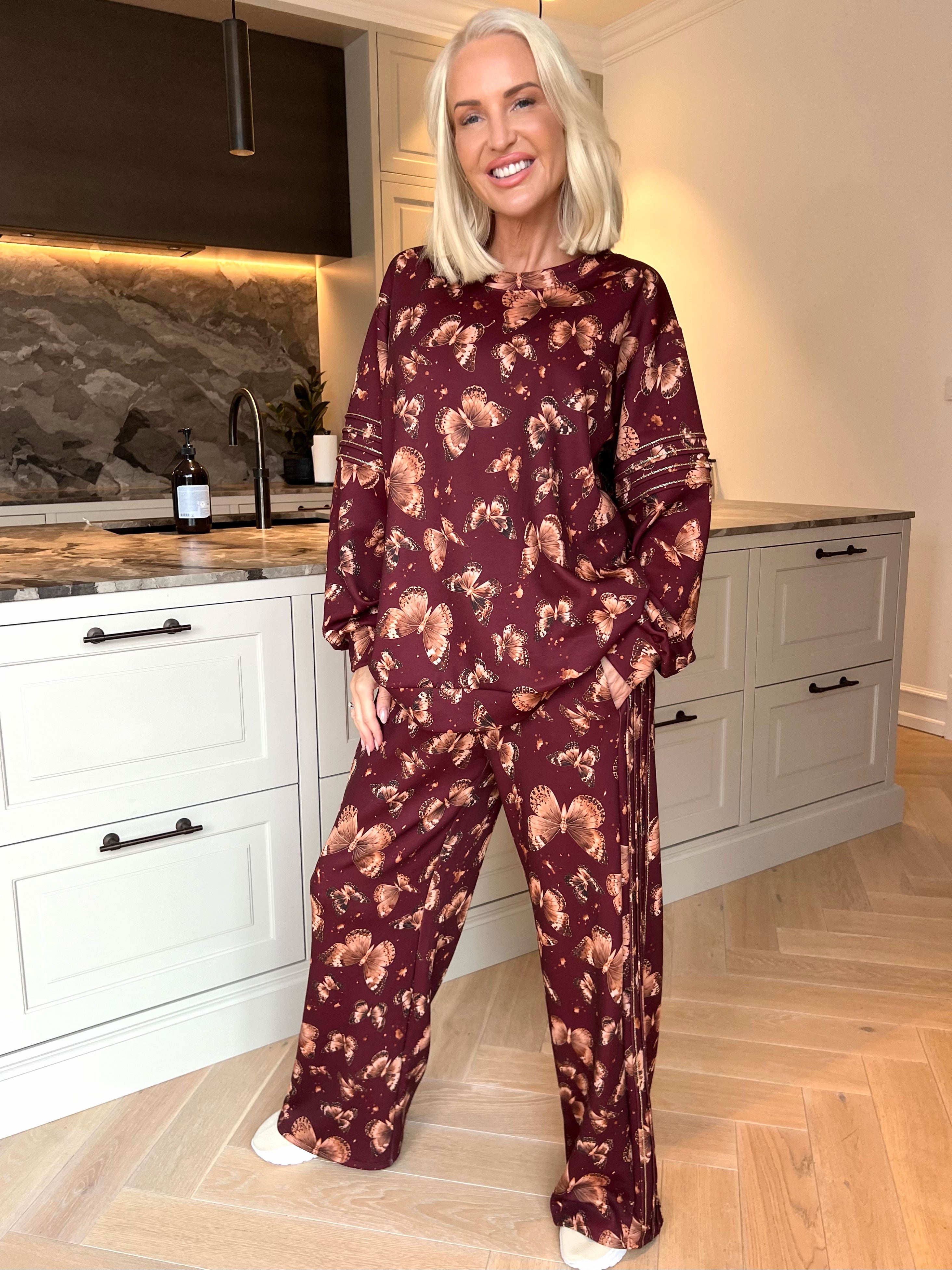 Dream Butterfly - Plus size joggingsæt i viskose med sommerfugleprint og ribkanter