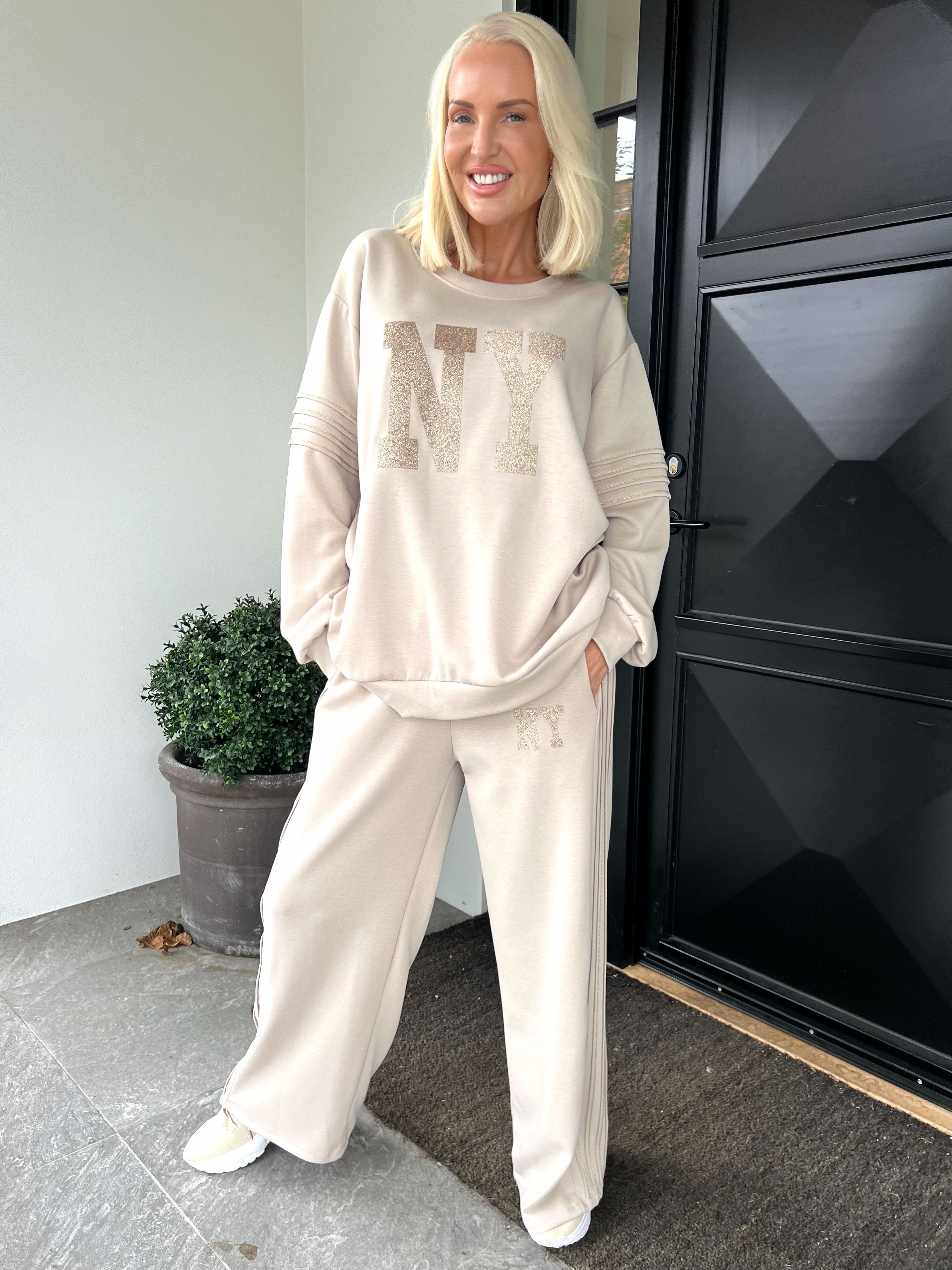 Dream NY - Plus size joggingsæt i viskose med glitrende NEW YORK-tekst på maven