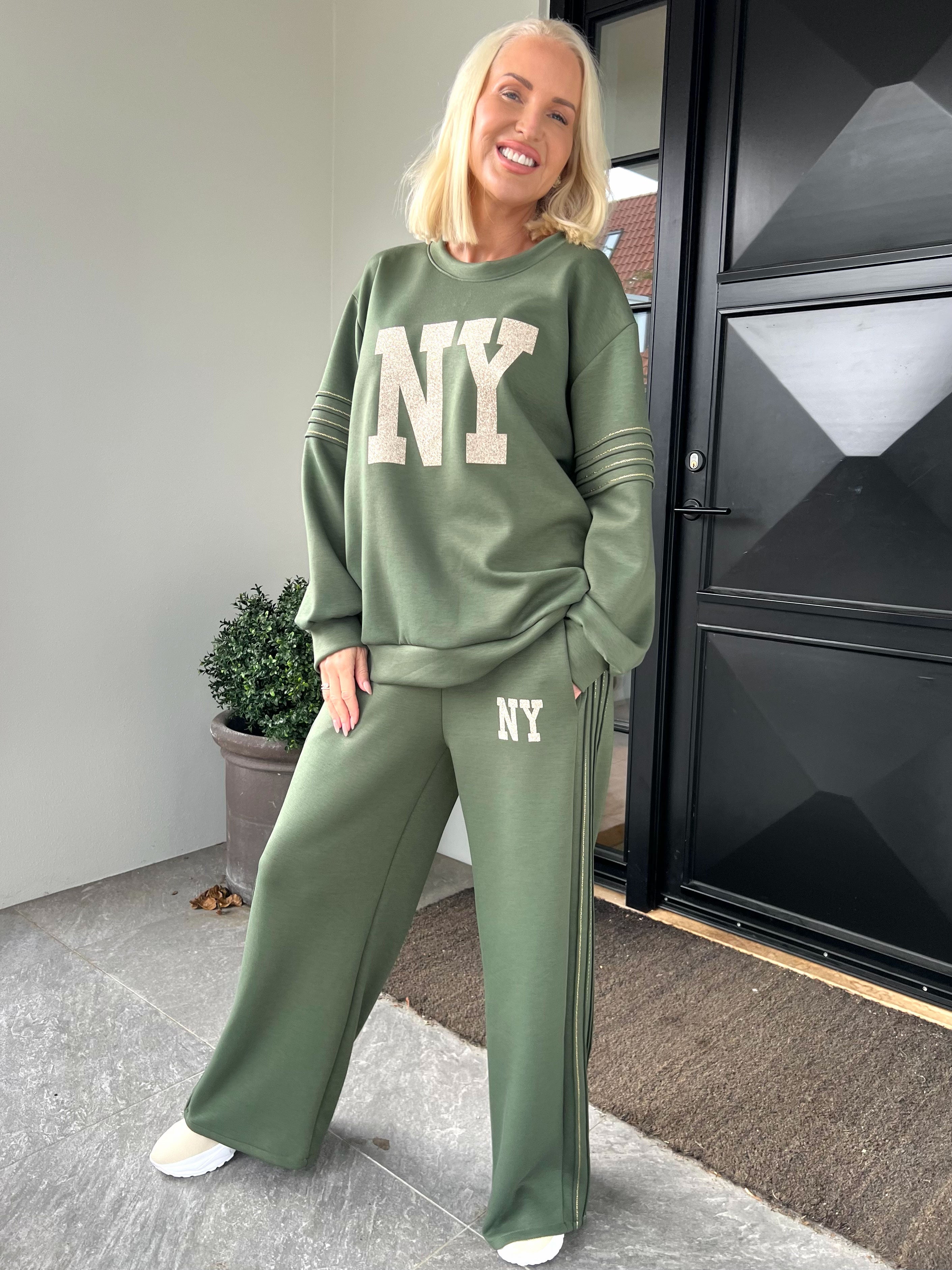 Dream NY - Plus size joggingsæt i viskose med glitrende NEW YORK-tekst på maven