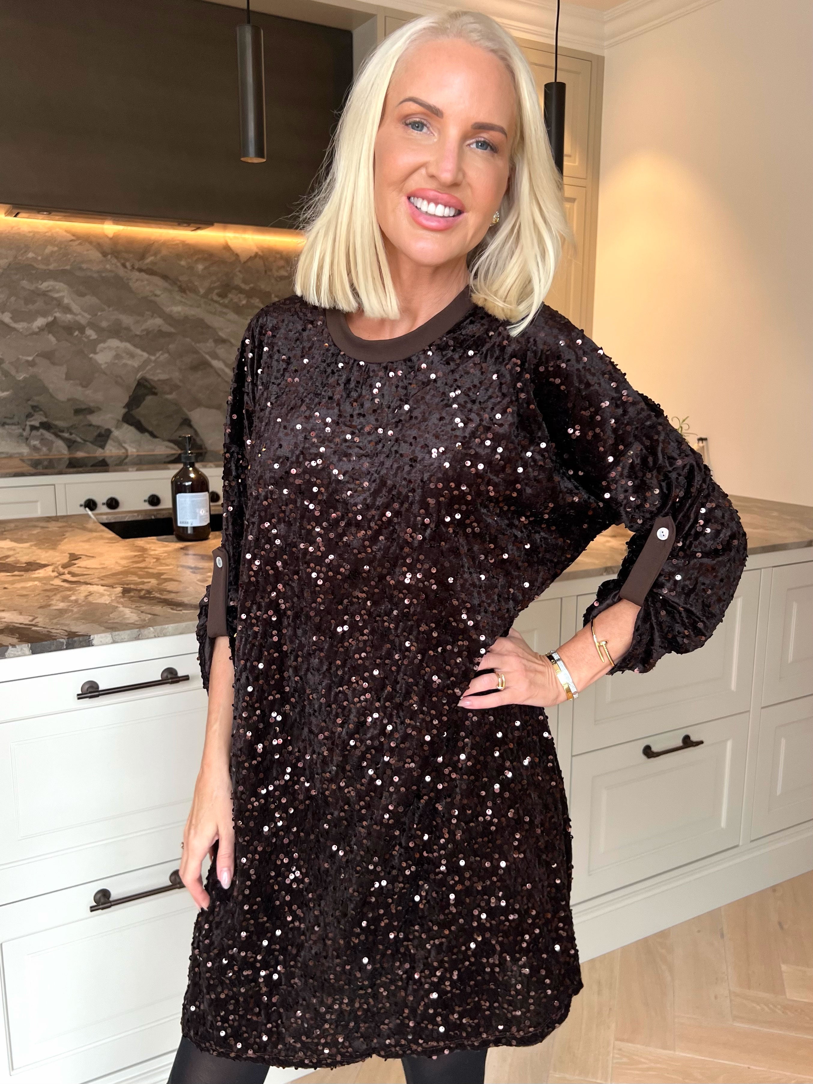 Ilaria - Blød velourkjole i viskose med festlige pailletter, der giver et glamourøst look