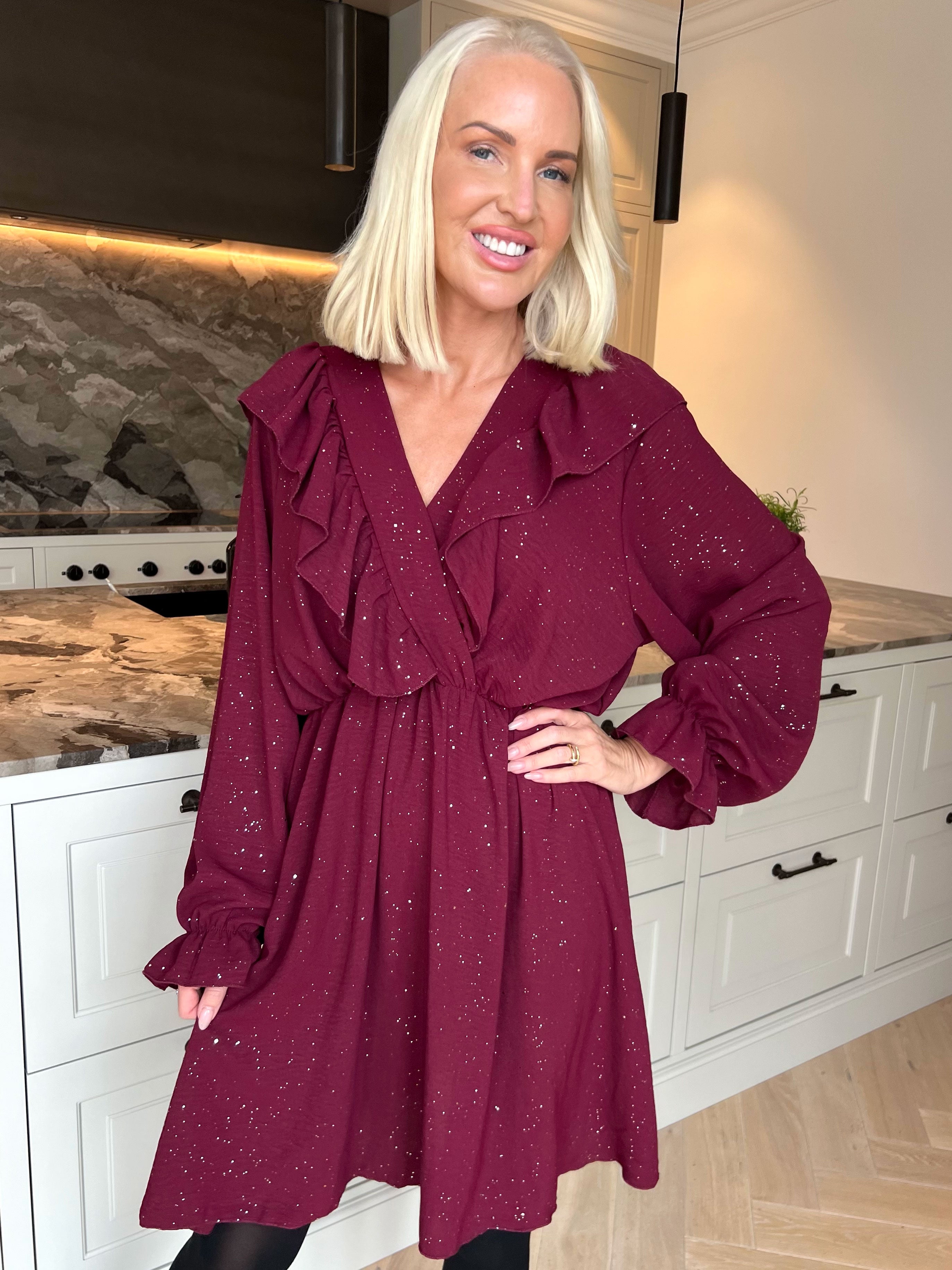 Ornella - Sød plus size flæsekjole i en blød viskoseblanding med fine glimmerdetaljer