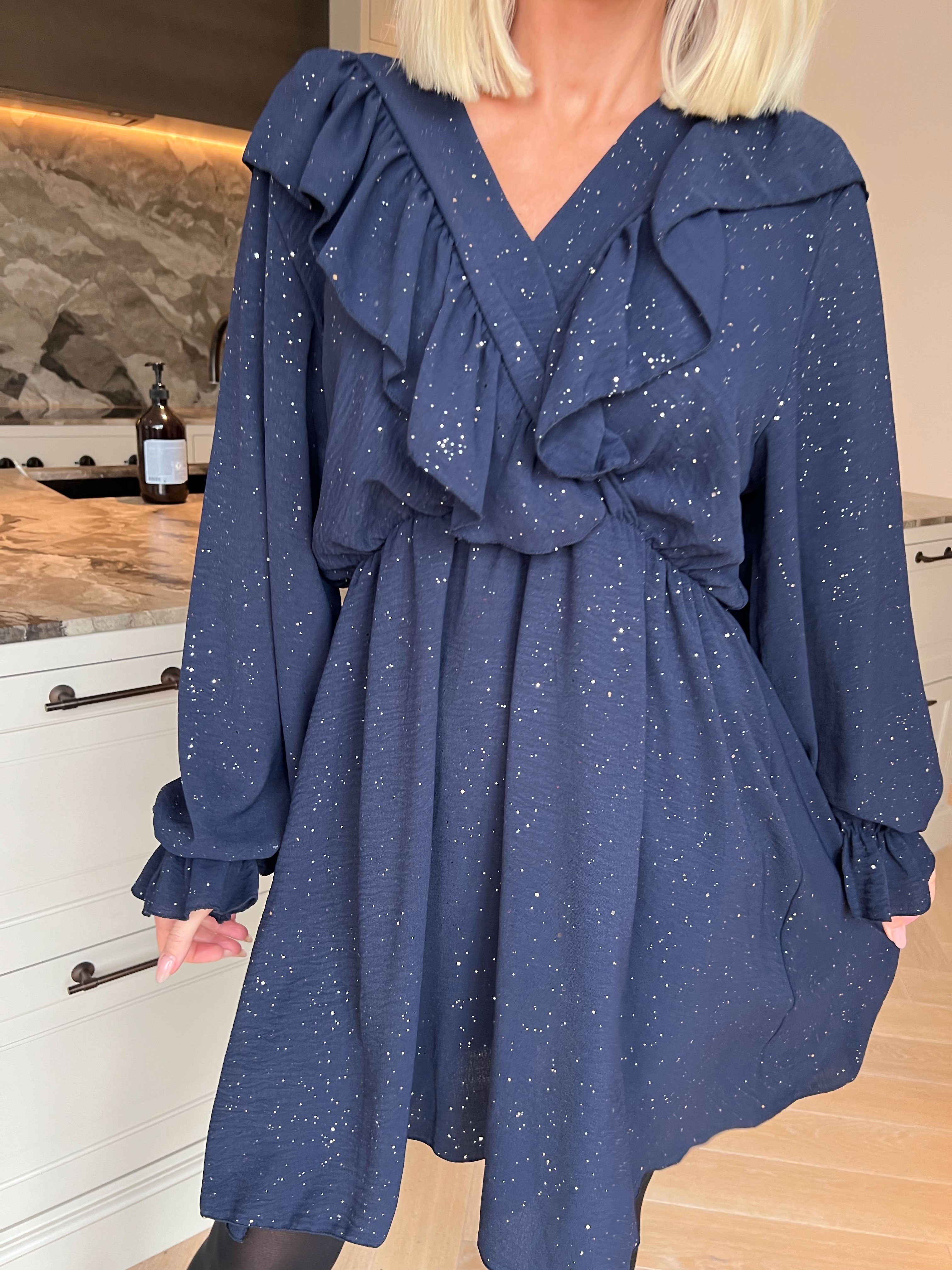 Ornella - Sød plus size flæsekjole i en blød viskoseblanding med fine glimmerdetaljer