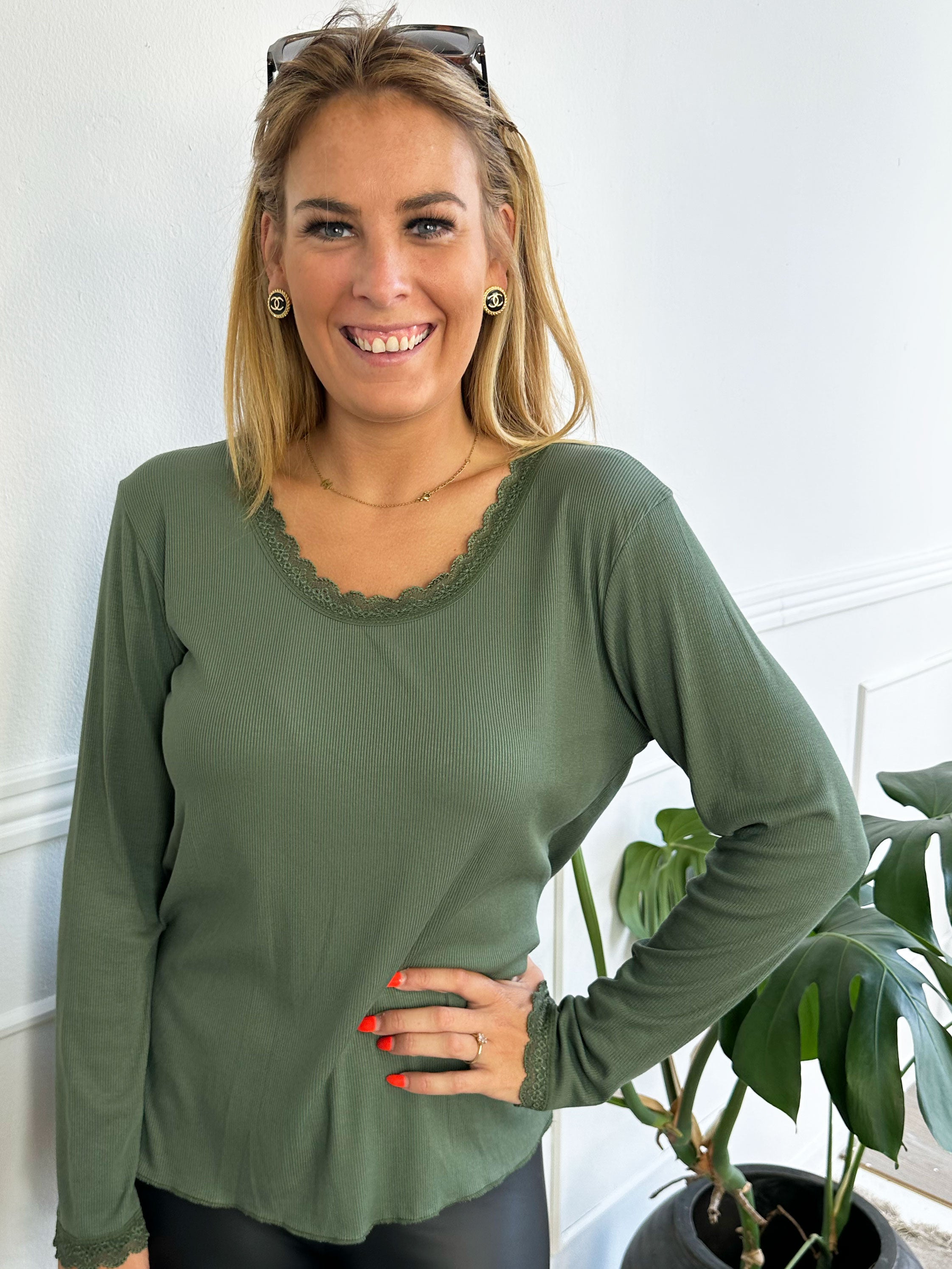 Ibina Long Sleeve - Sød bluse med rib og blondekanter