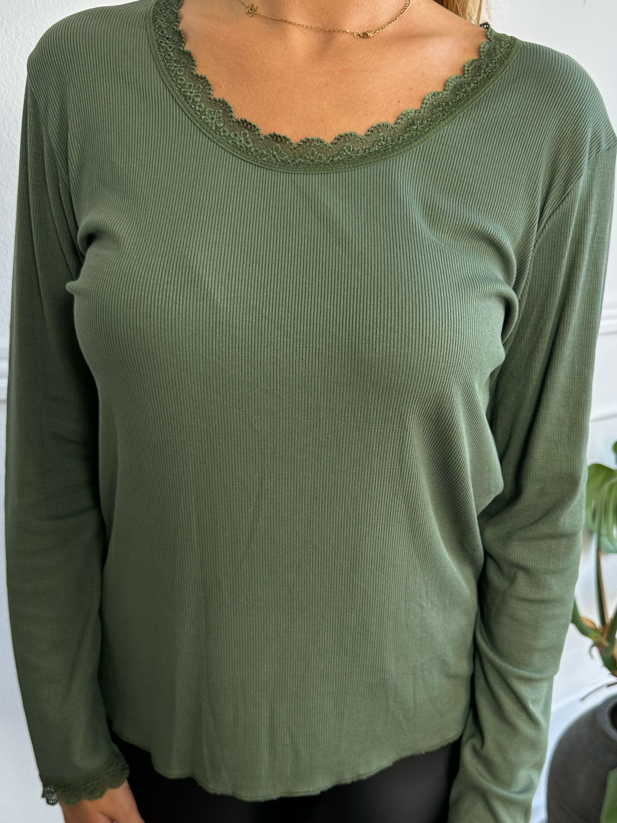 Ibina Long Sleeve - Sød bluse med rib og blondekanter