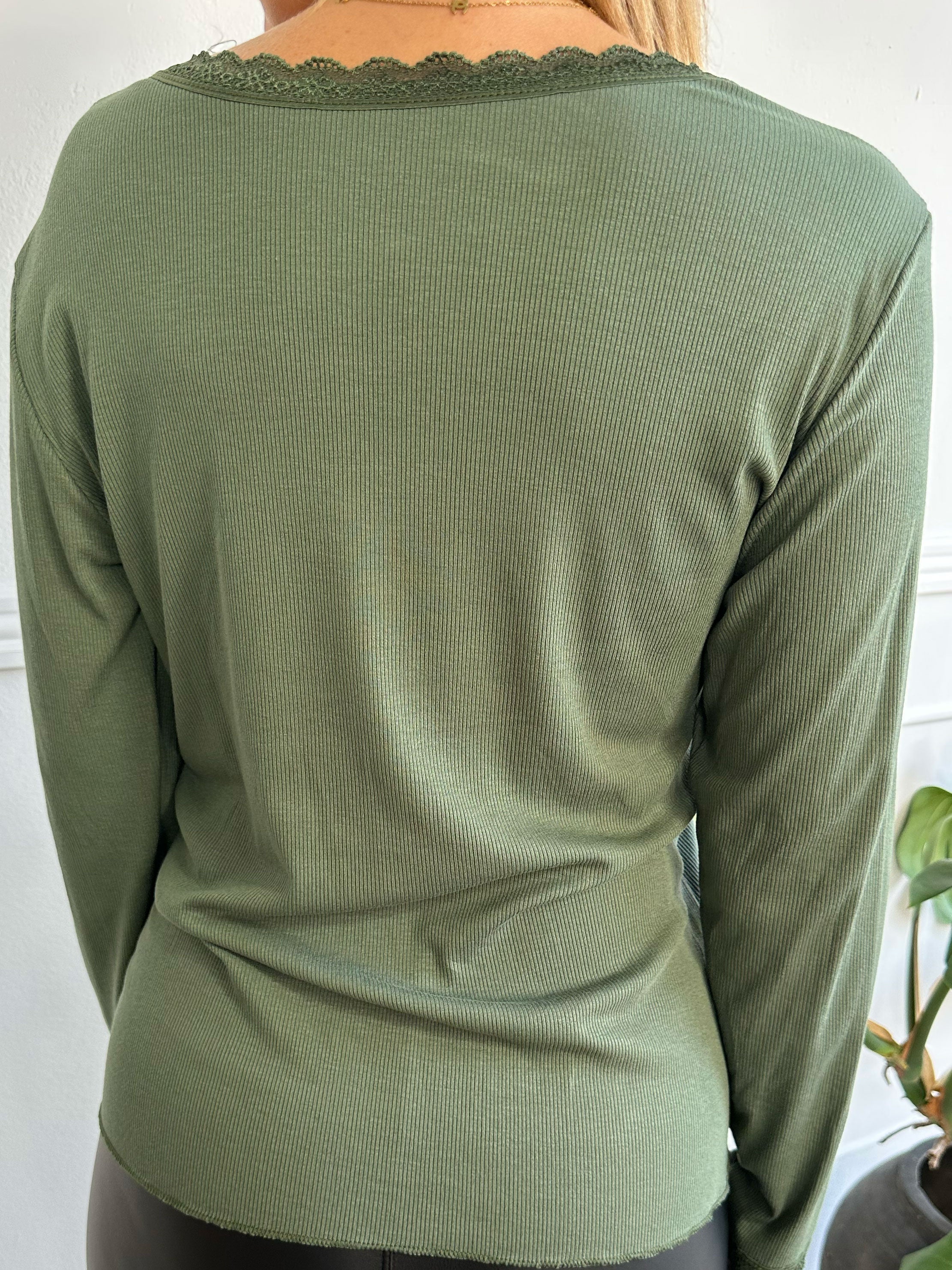 Ibina Long Sleeve - Sød bluse med rib og blondekanter