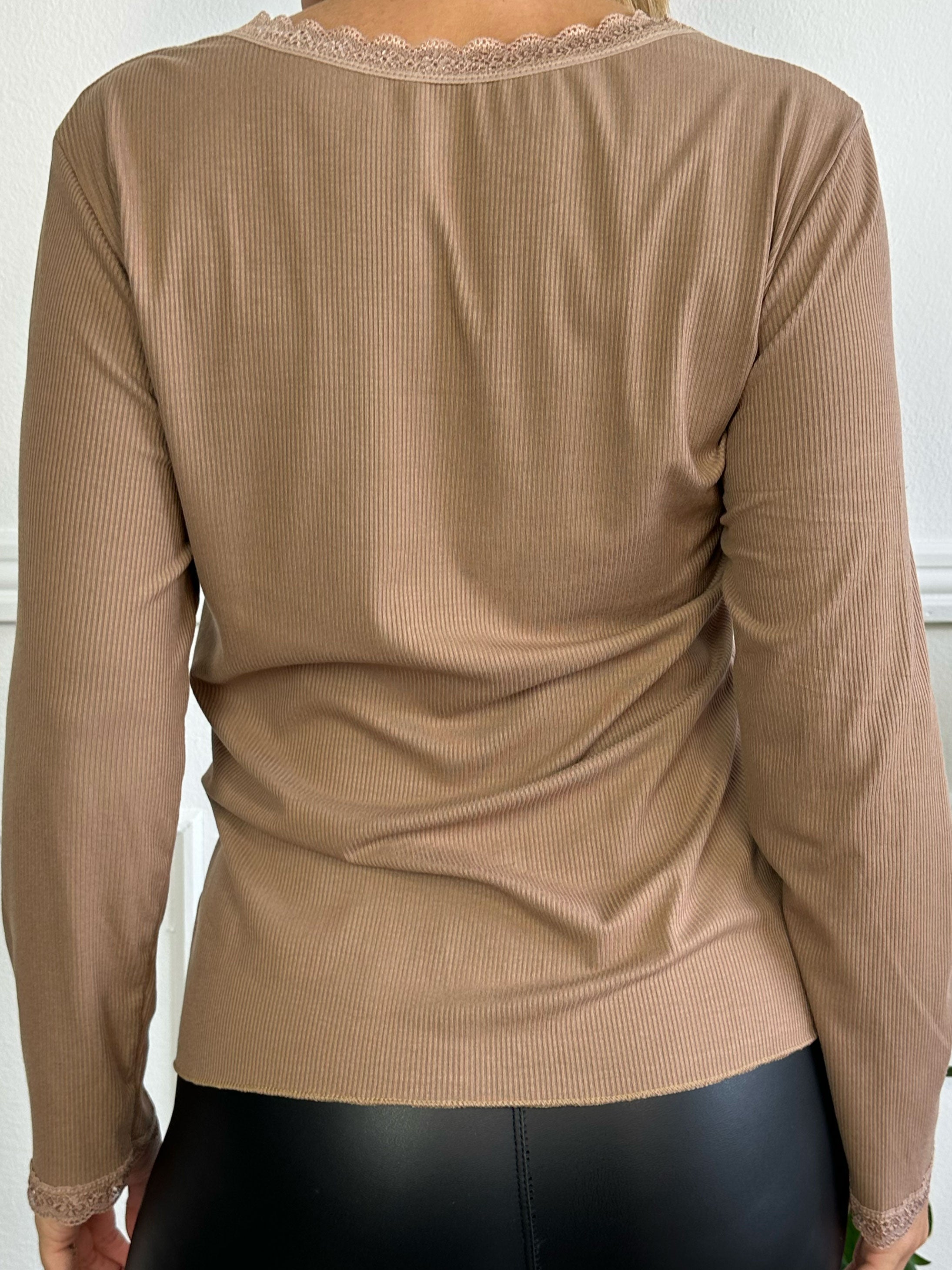 Ibina Long Sleeve - Sød bluse med rib og blondekanter