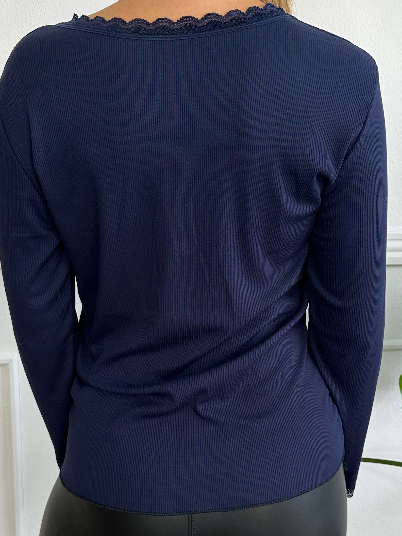 Ibina Long Sleeve - Sød bluse med rib og blondekanter