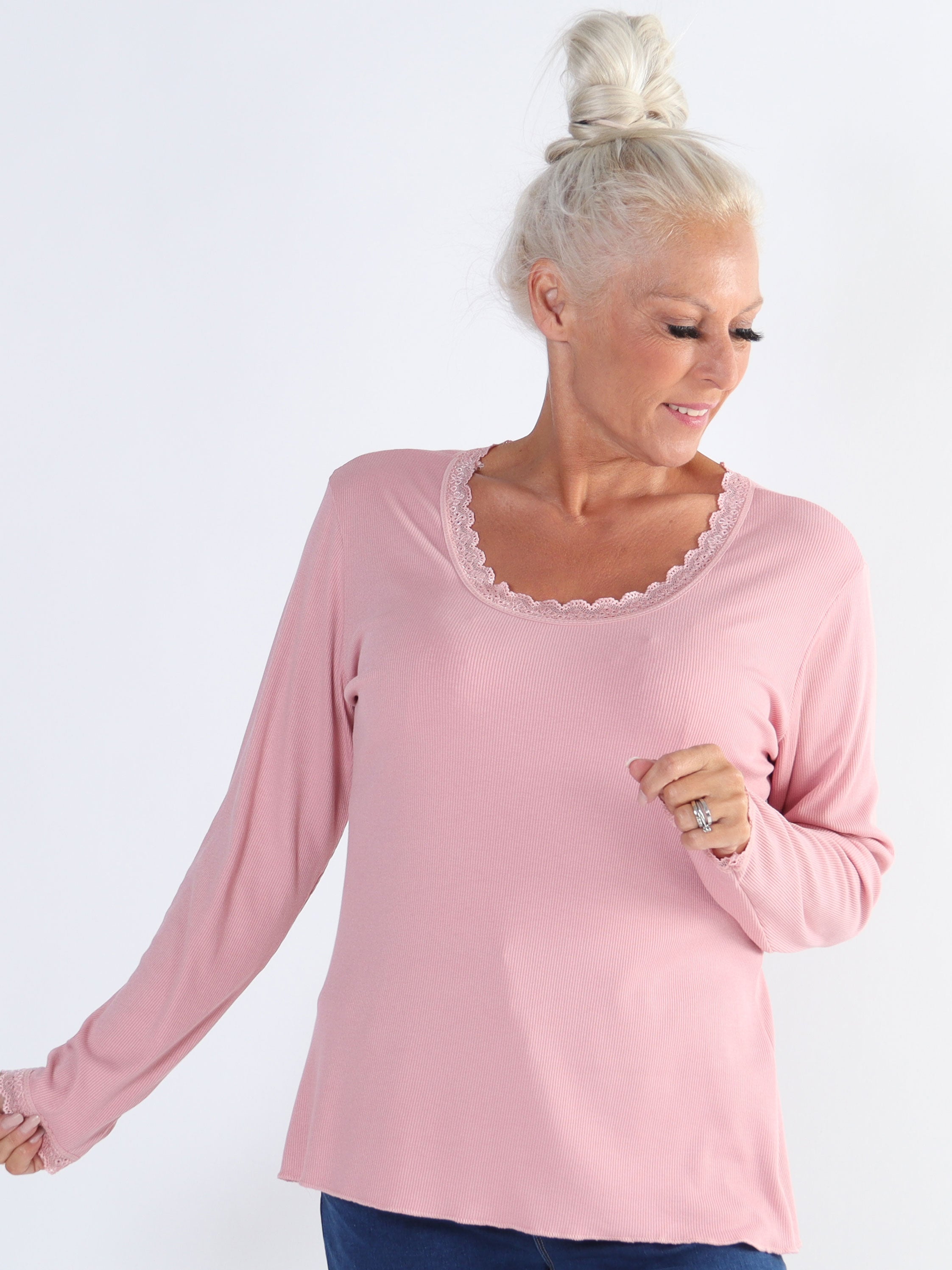 Ibina Long Sleeve - Plus size bluse med rib og blondekanter