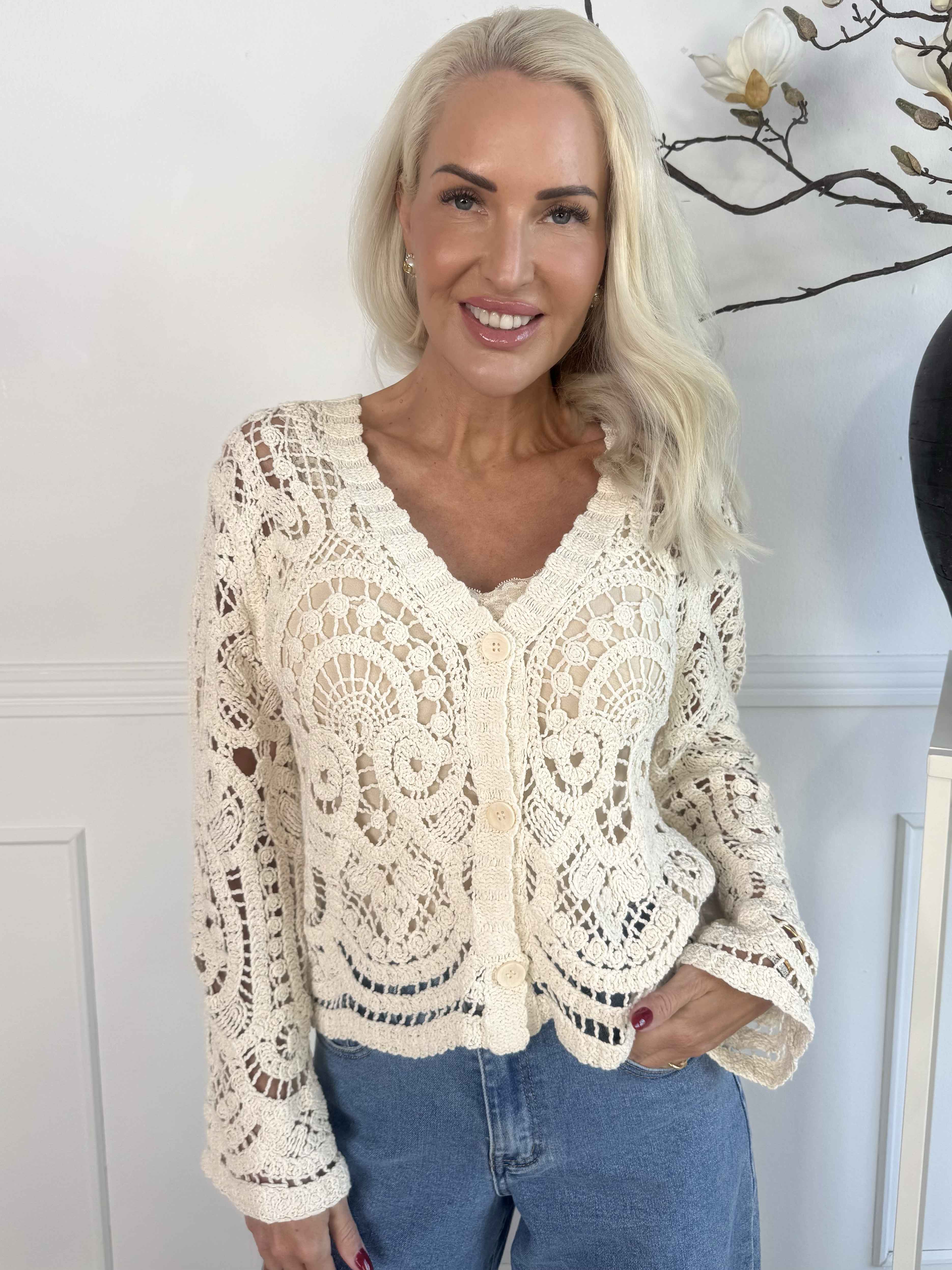 Isabella - Hæklet bluse i bomuld med knapper