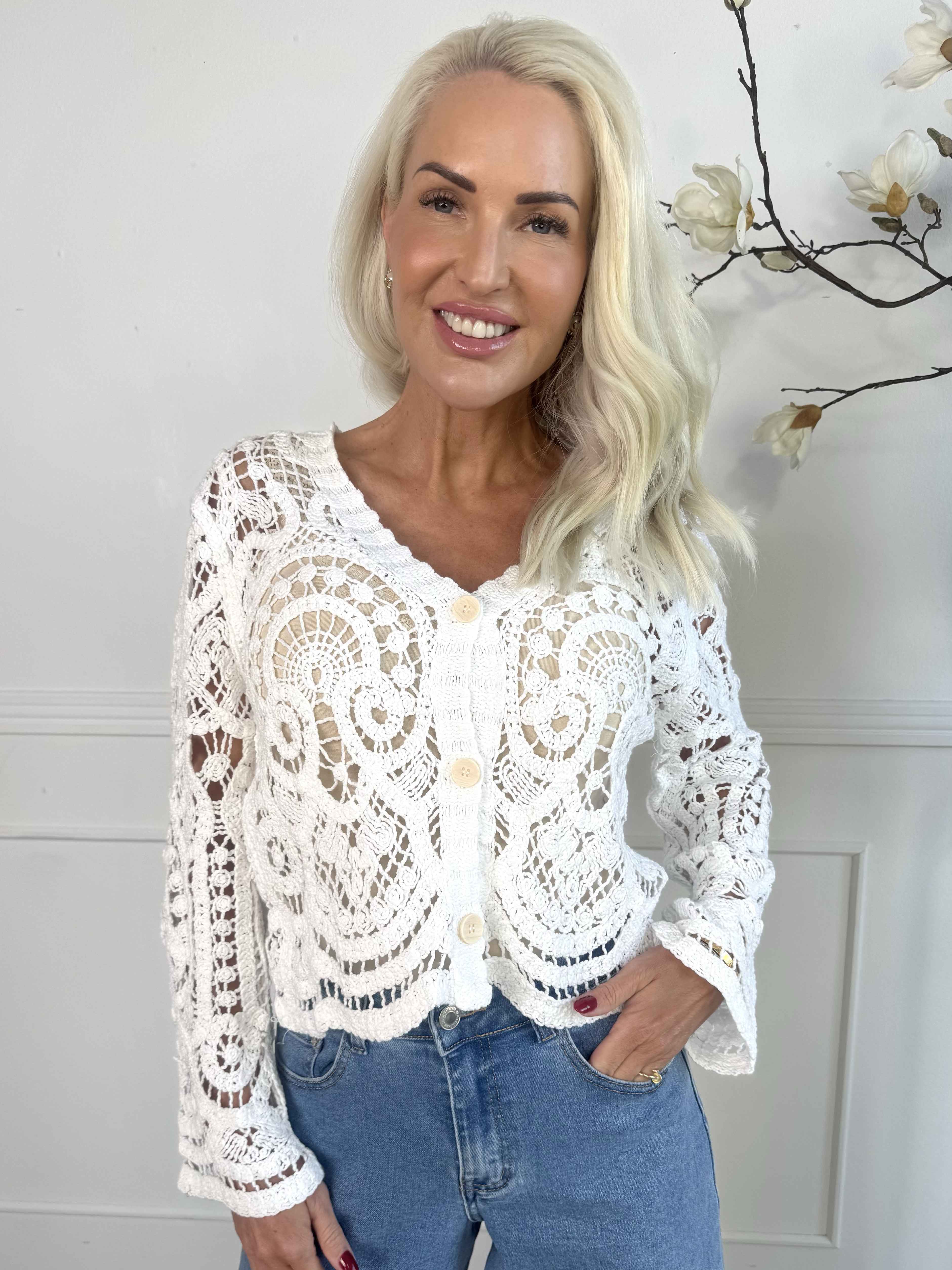 Isabella - Hæklet bluse i bomuld med knapper