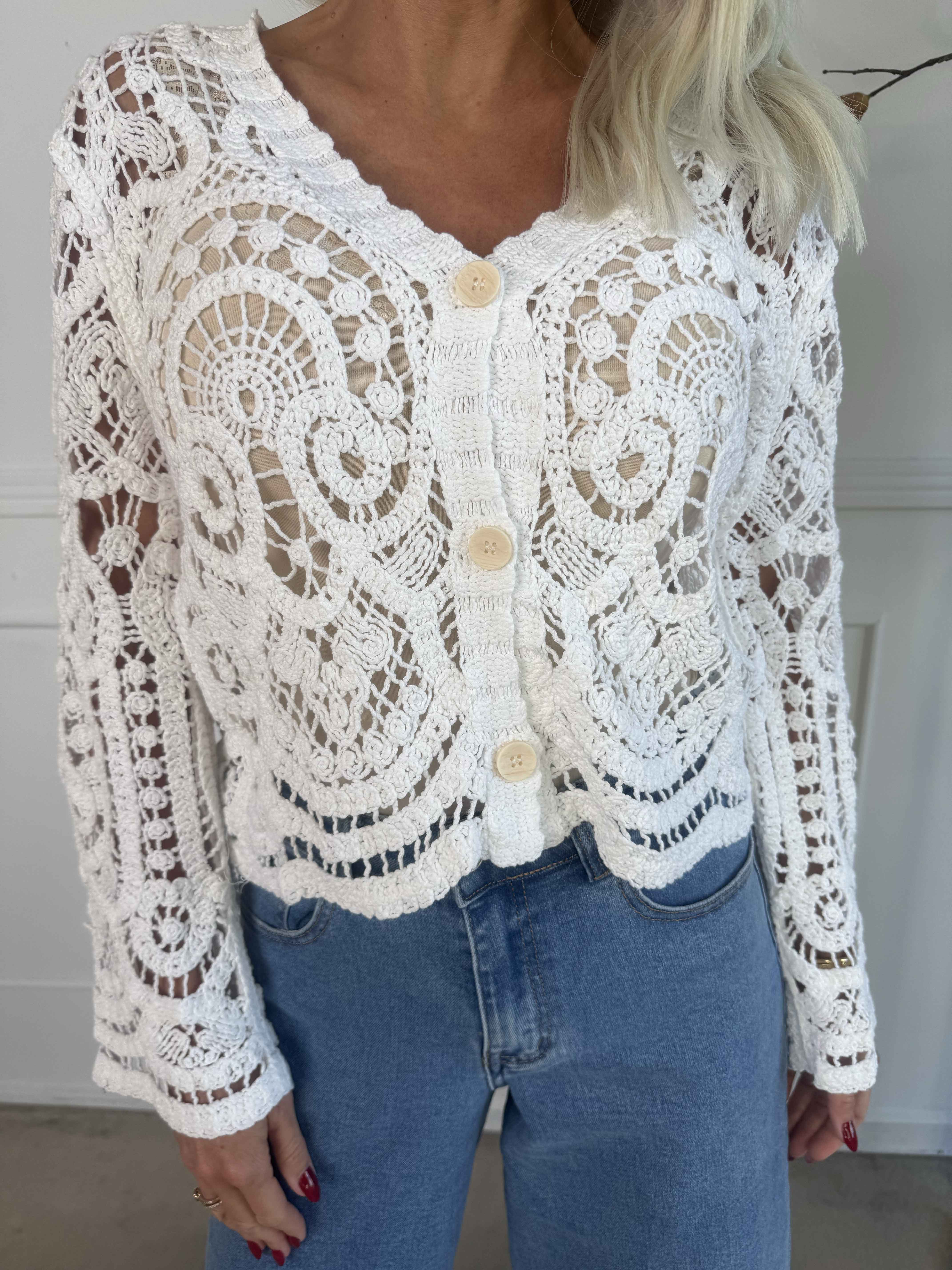 Isabella - Hæklet bluse i bomuld med knapper