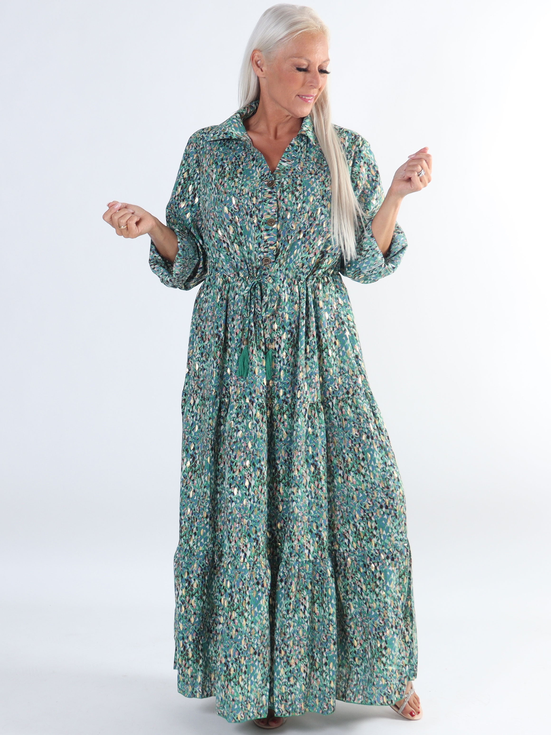 Jamilah - Plus size kjole i lag på lag look med gulddetaljer