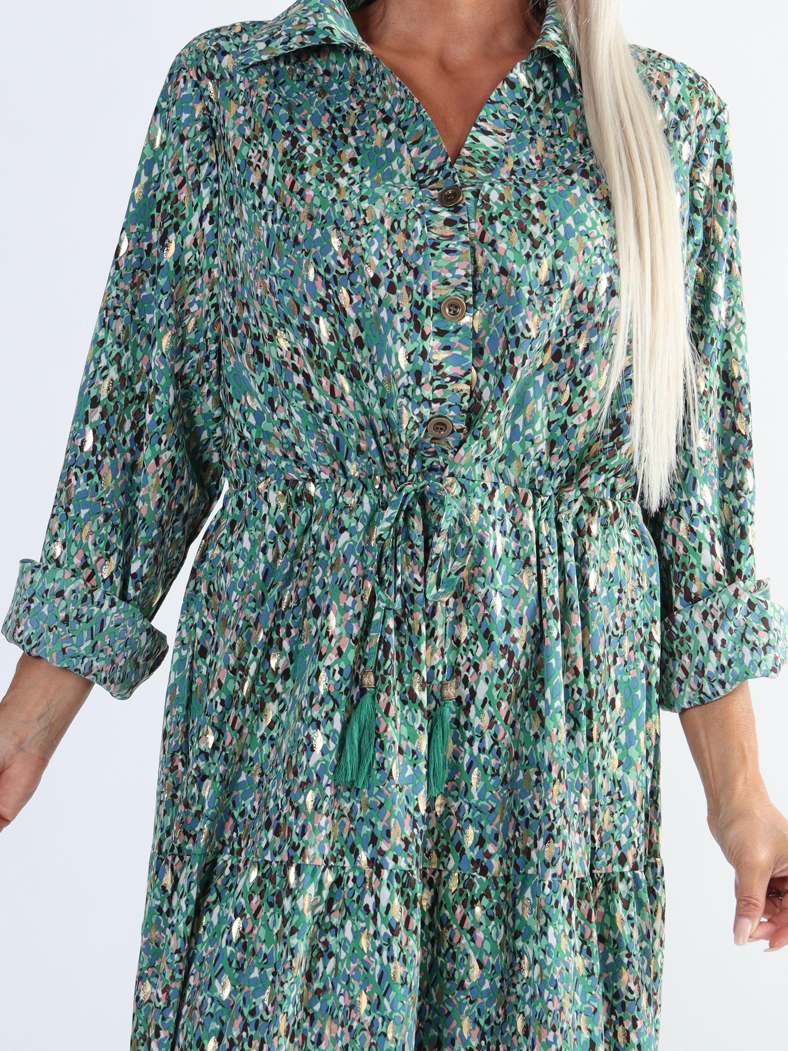 Jamilah - Plus size kjole i lag på lag look med gulddetaljer