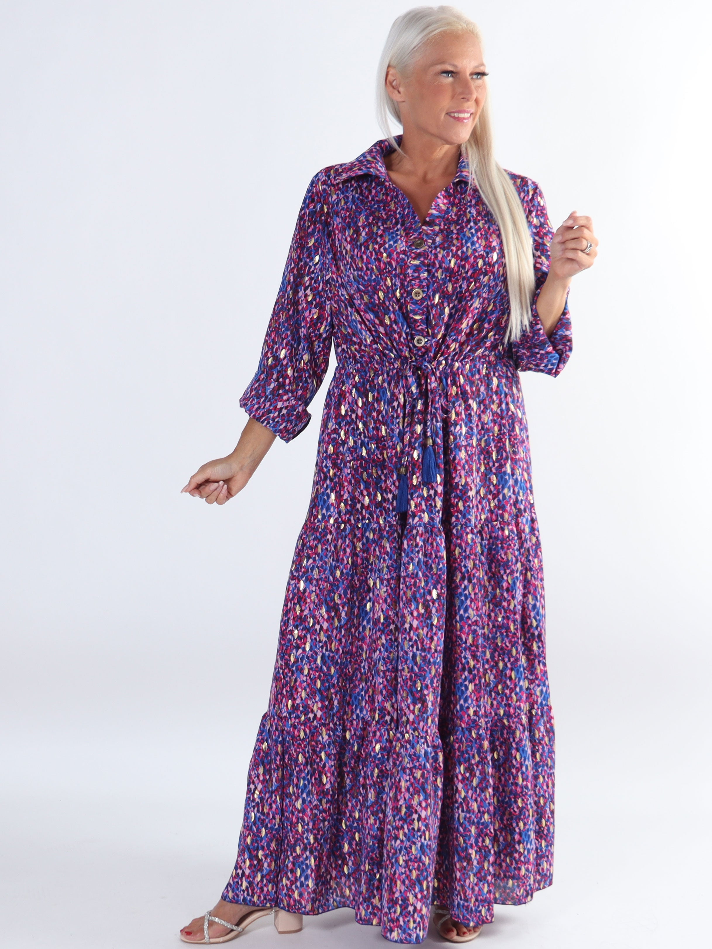 Jamilah - Plus size kjole i lag på lag look med gulddetaljer