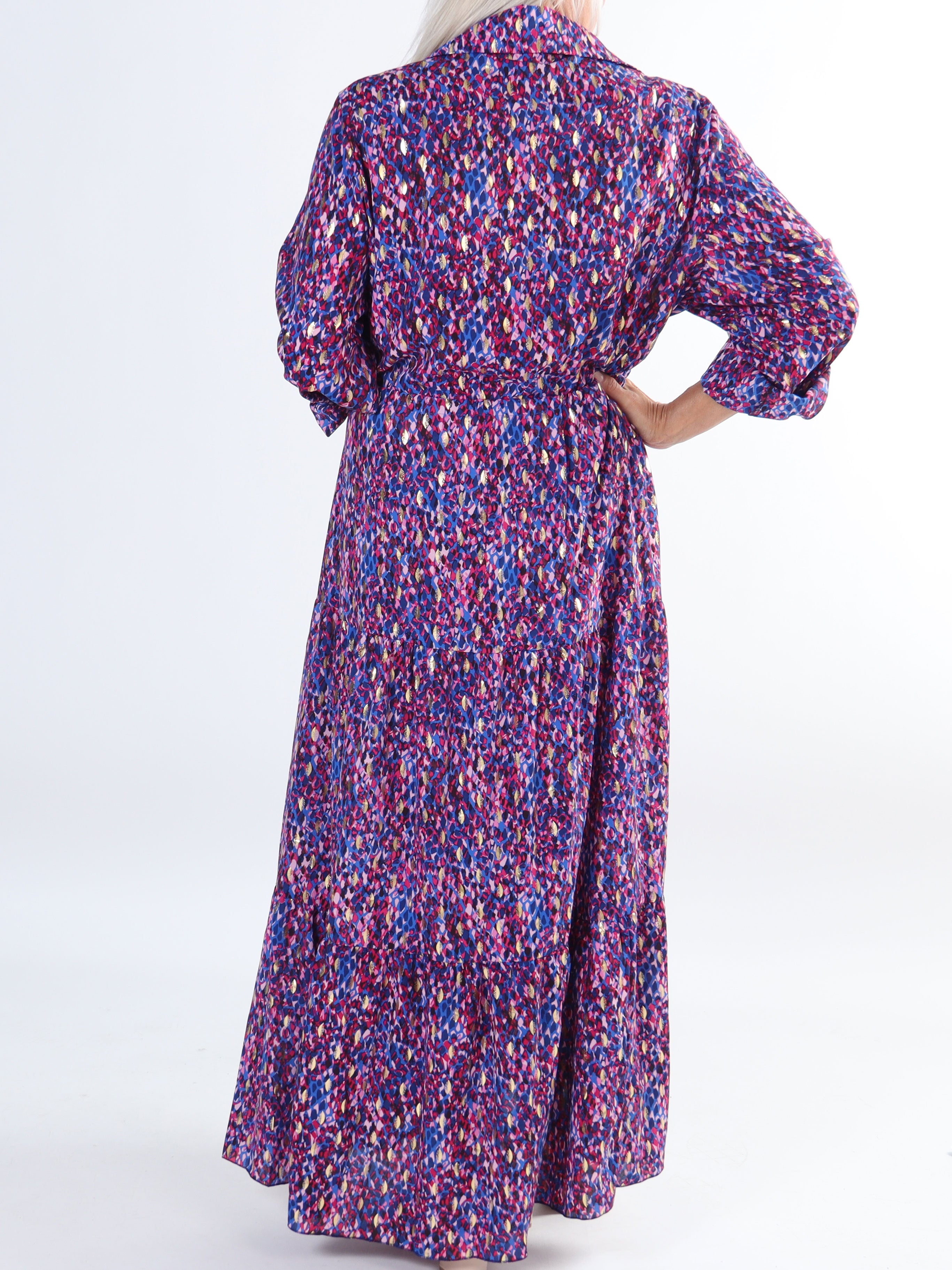 Jamilah - Plus size kjole i lag på lag look med gulddetaljer