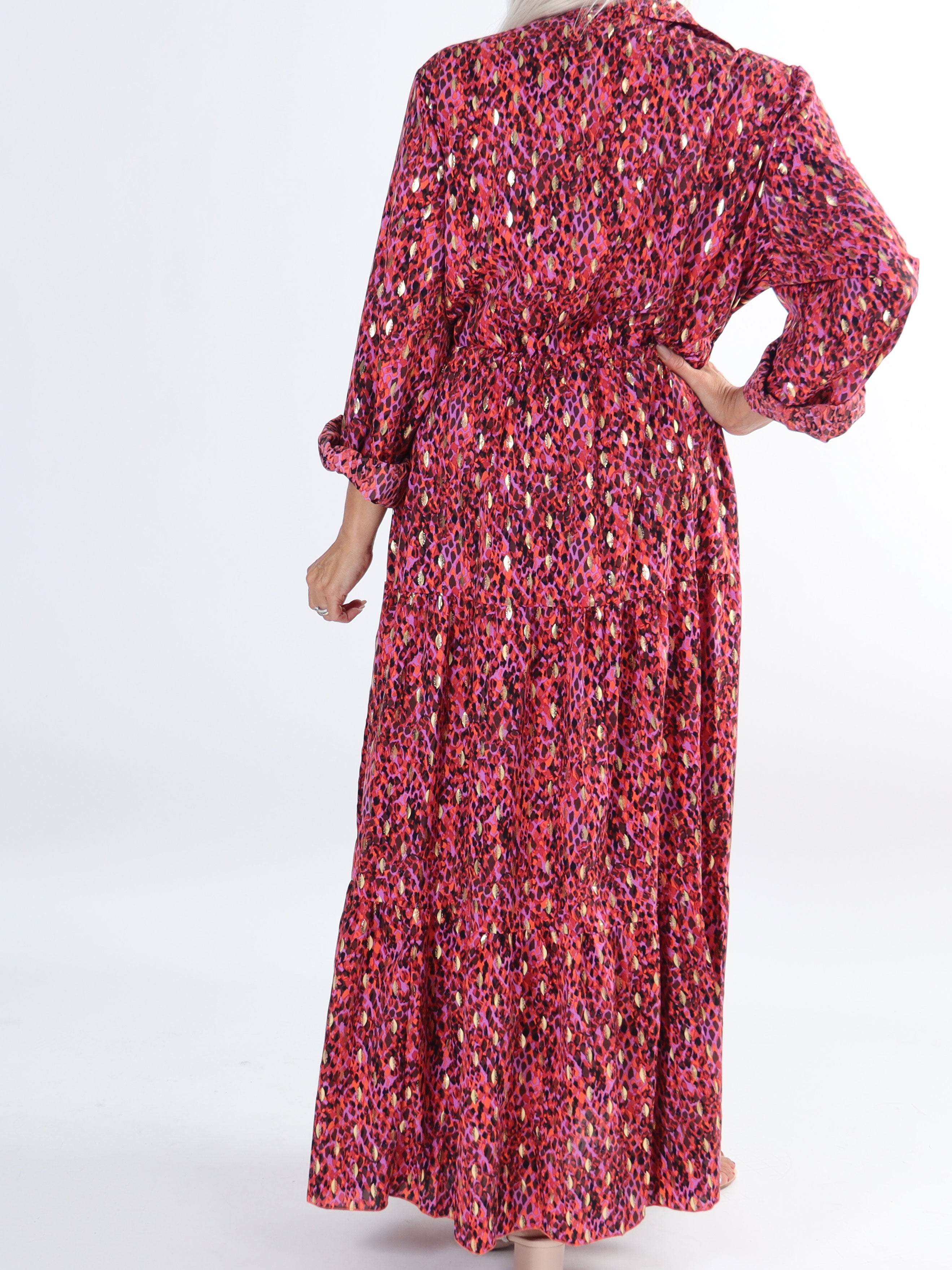 Jamilah - Plus size kjole i lag på lag look med gulddetaljer