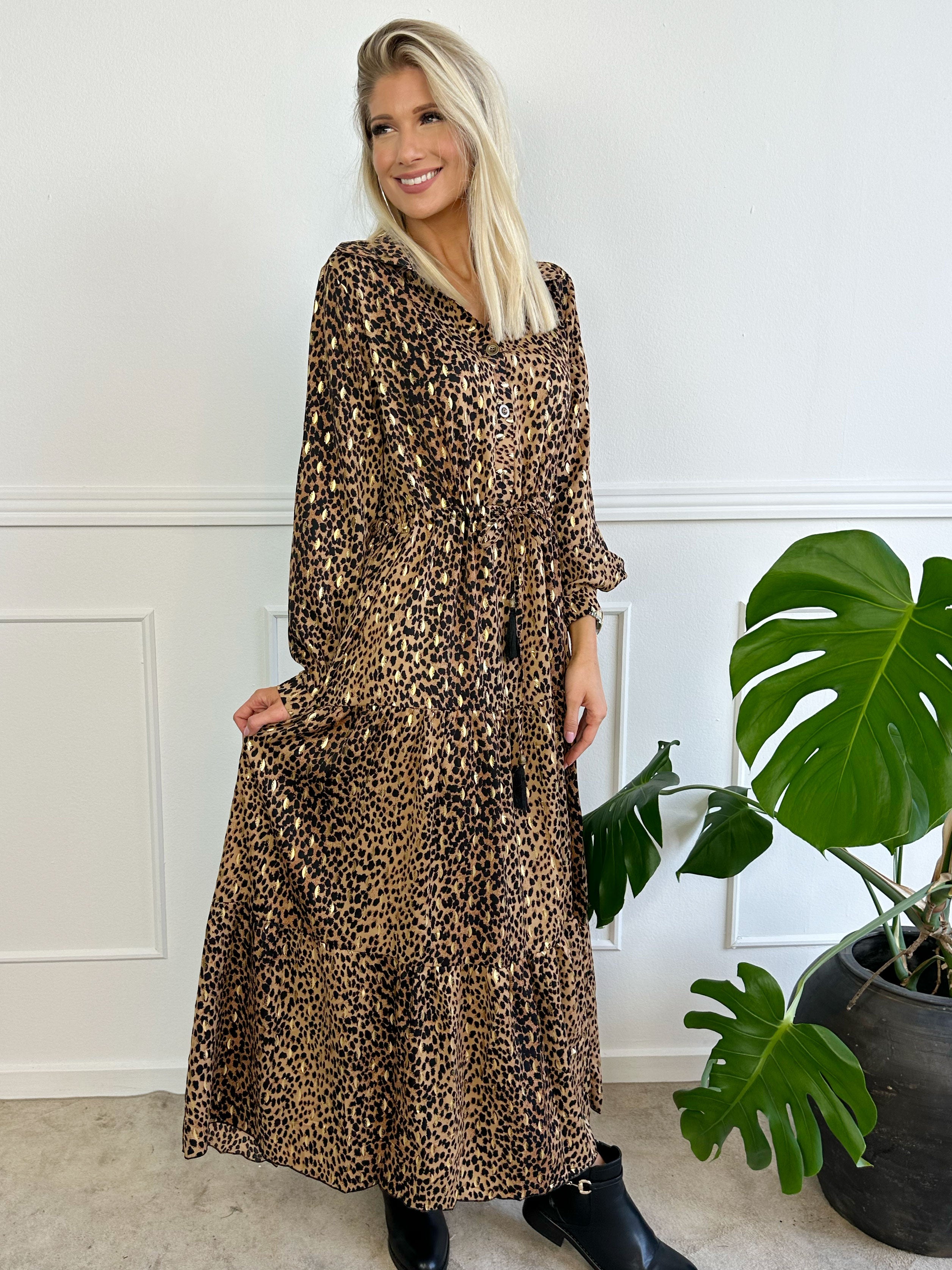 Jamilah - Lang kjole i lag på lag look med gulddetaljer