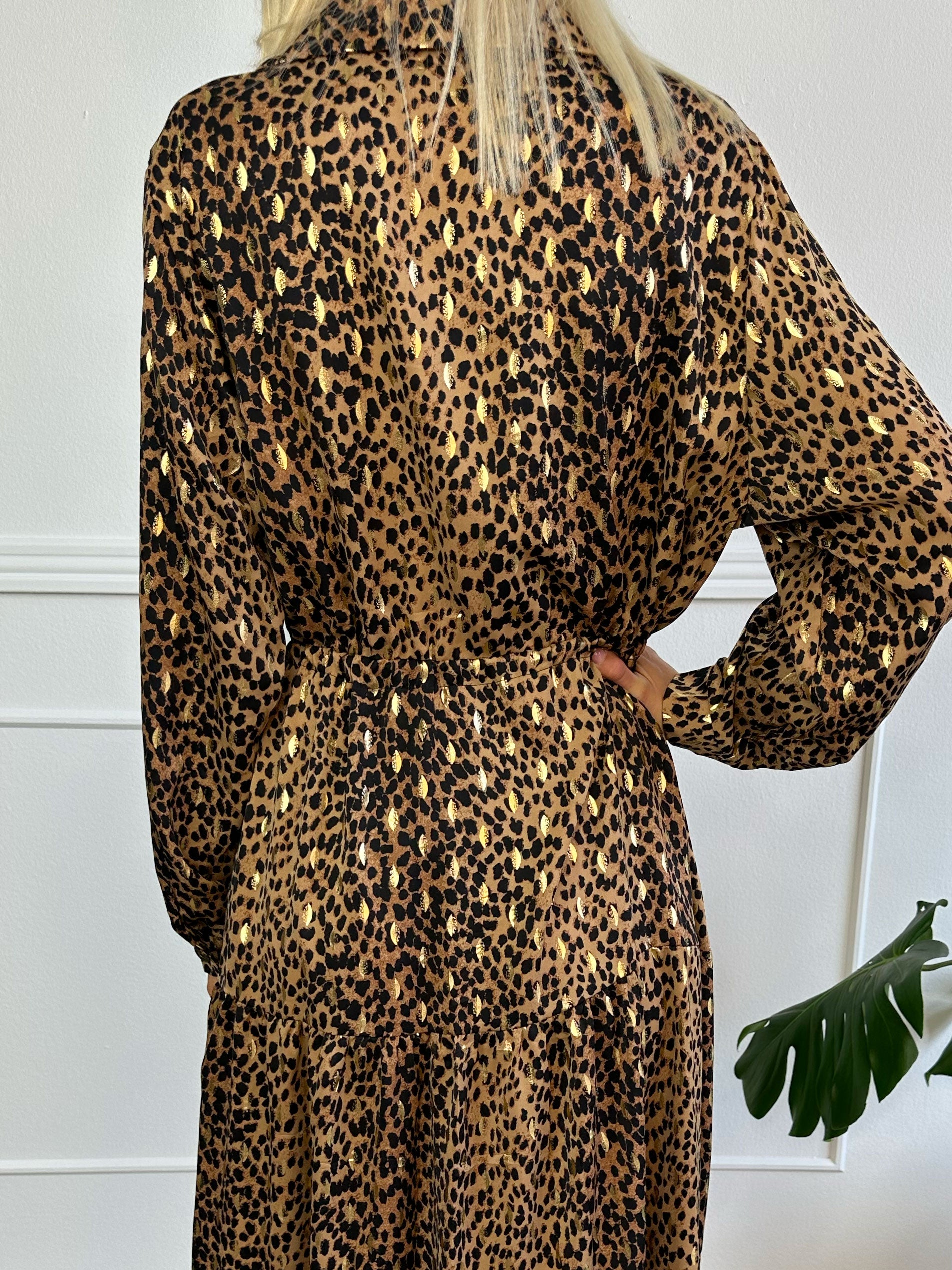 Jamilah - Lang kjole i lag på lag look med gulddetaljer