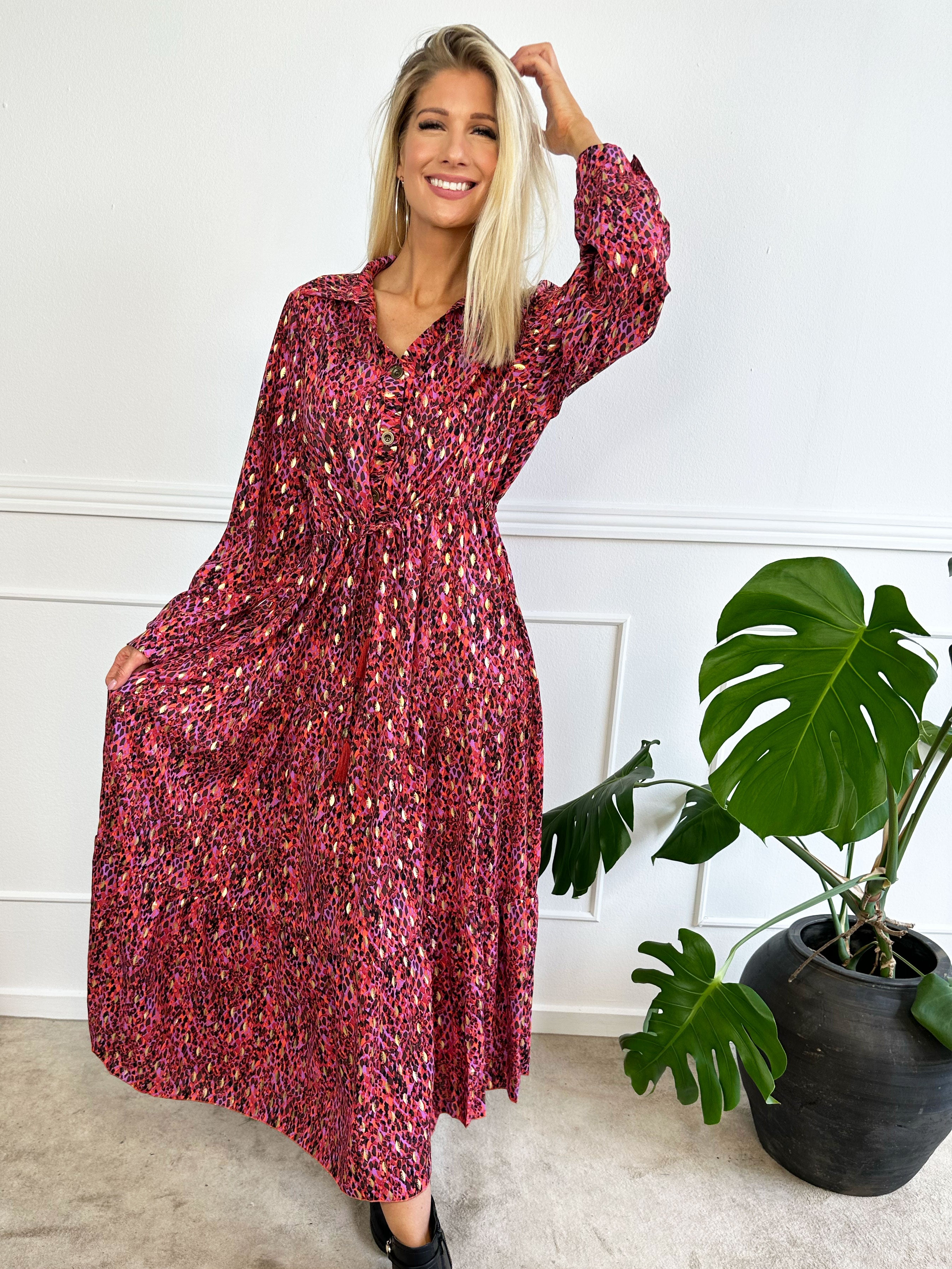 Jamilah - Lang kjole i lag på lag look med gulddetaljer