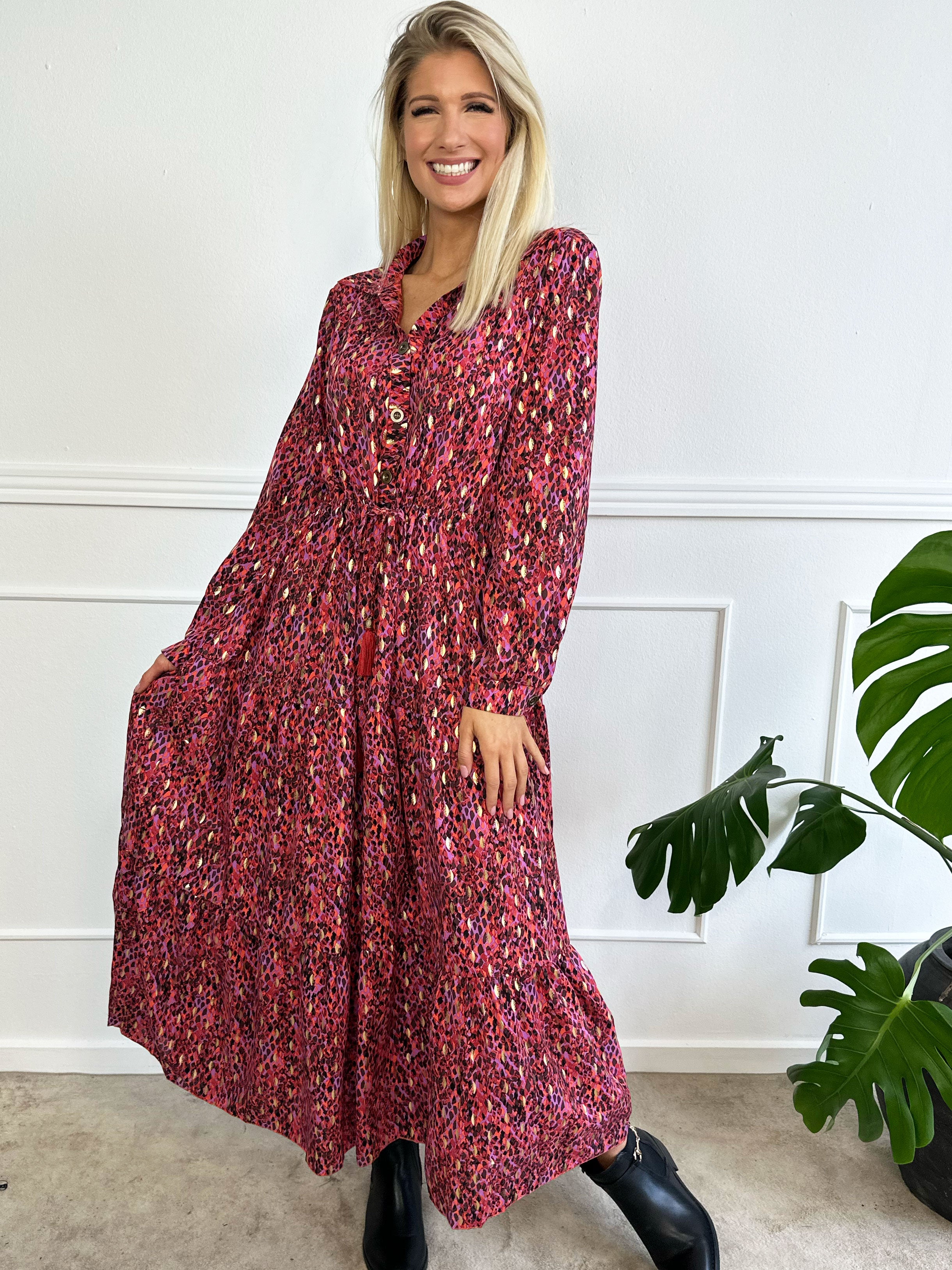 Jamilah - Lang kjole i lag på lag look med gulddetaljer