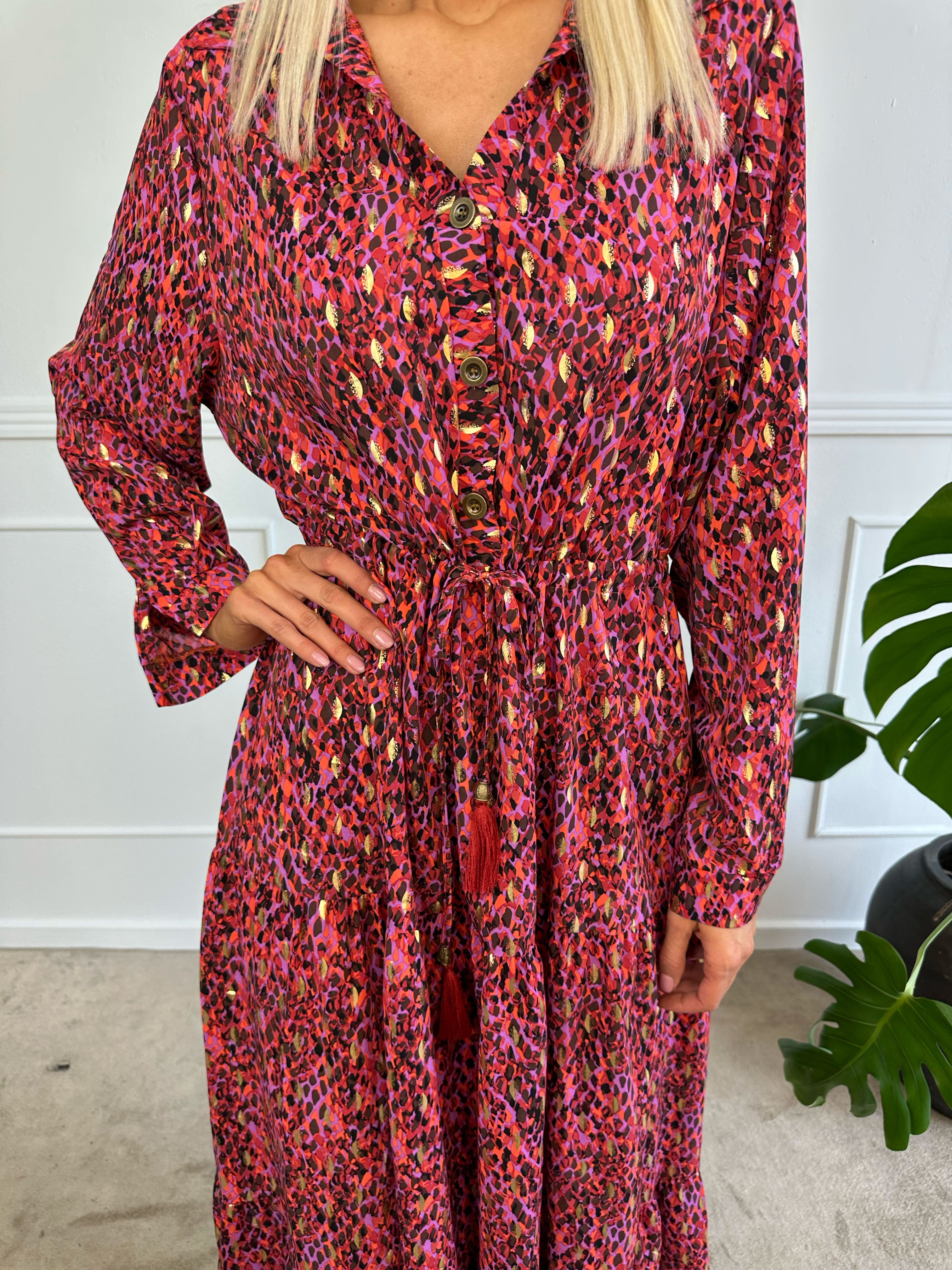 Jamilah - Lang kjole i lag på lag look med gulddetaljer