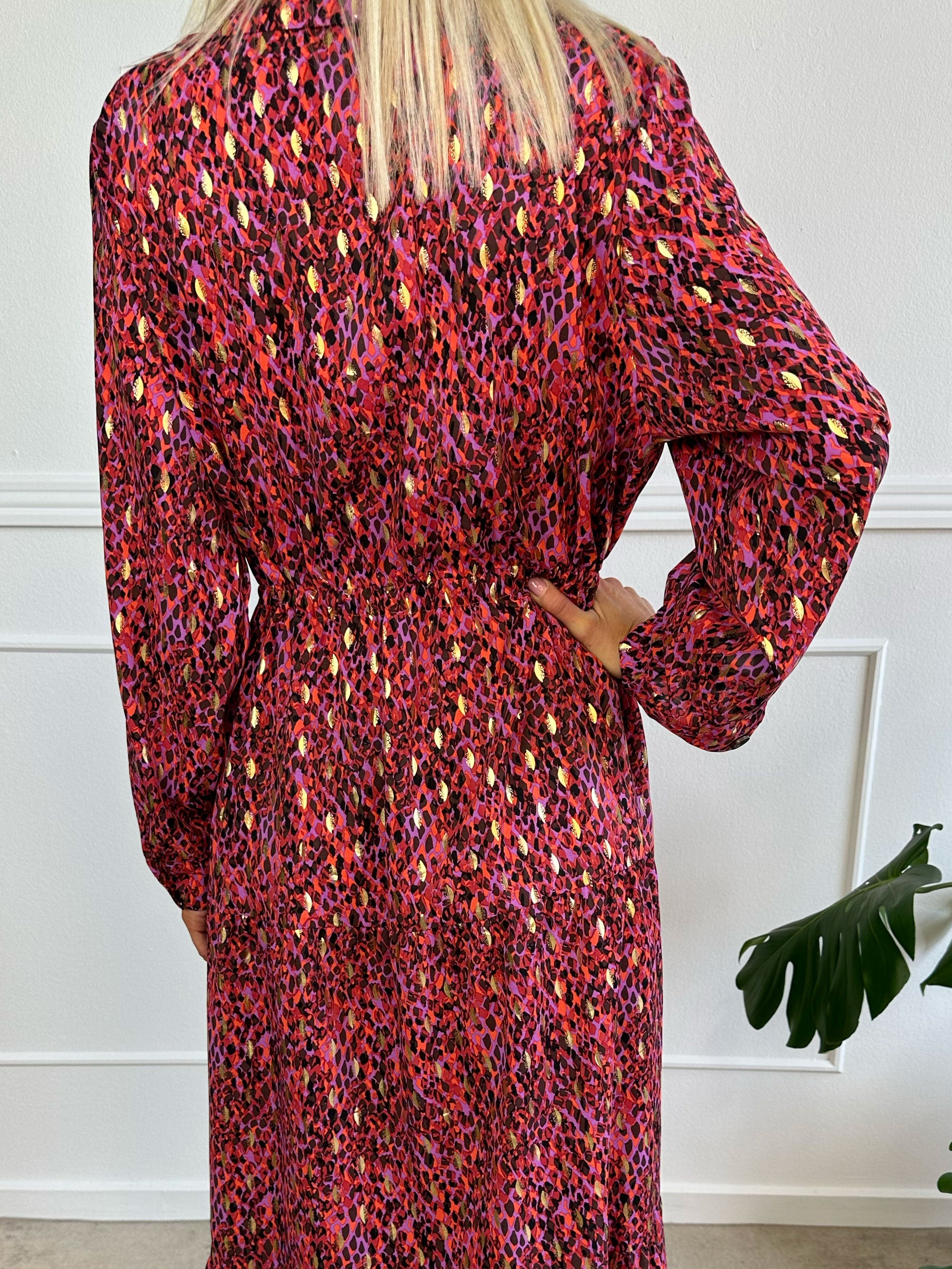 Jamilah - Lang kjole i lag på lag look med gulddetaljer