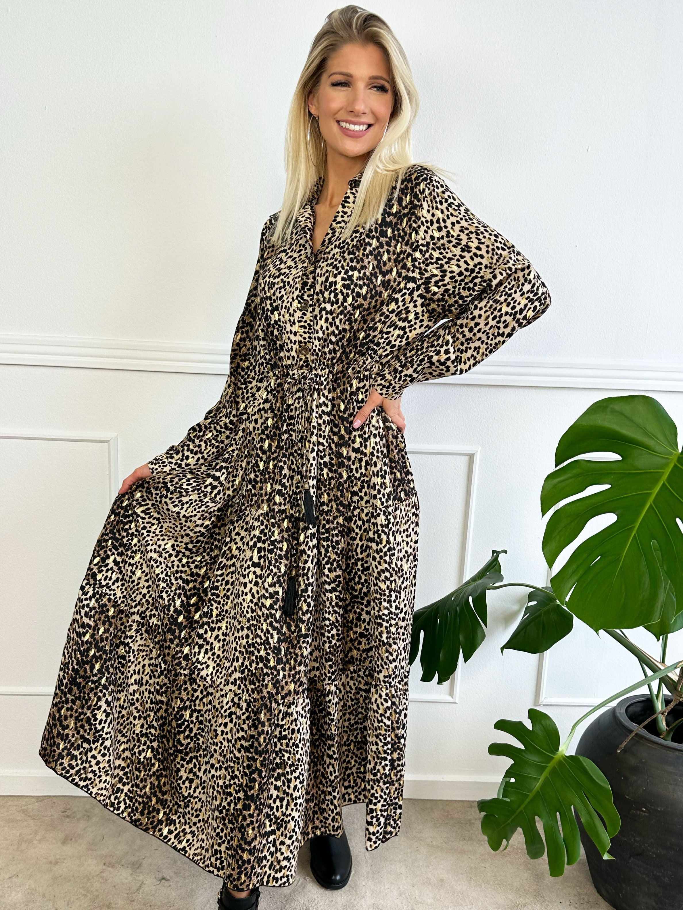 Jamilah - Lang kjole i lag på lag look med gulddetaljer