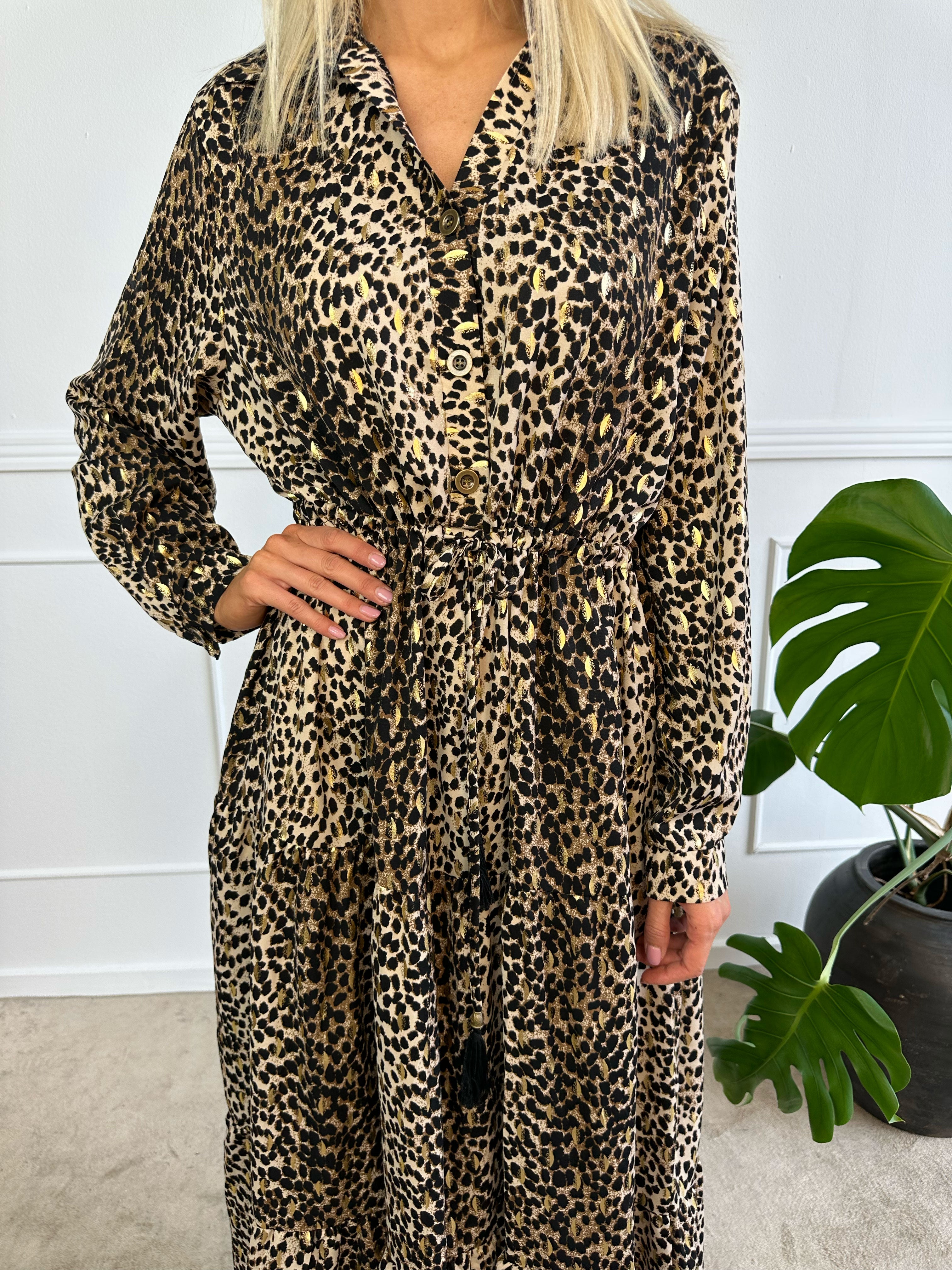 Jamilah - Lang kjole i lag på lag look med gulddetaljer