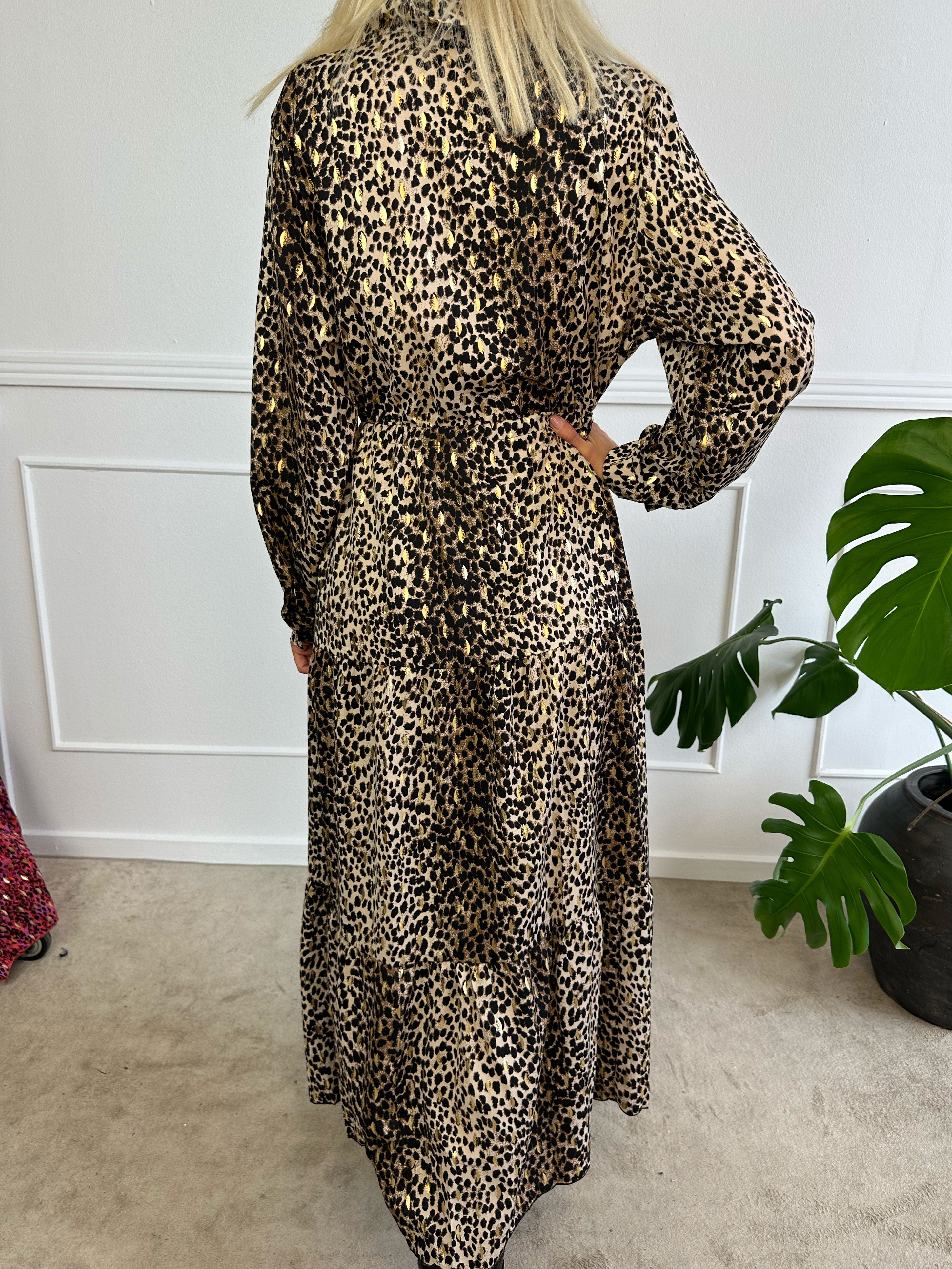 Jamilah - Lang kjole i lag på lag look med gulddetaljer