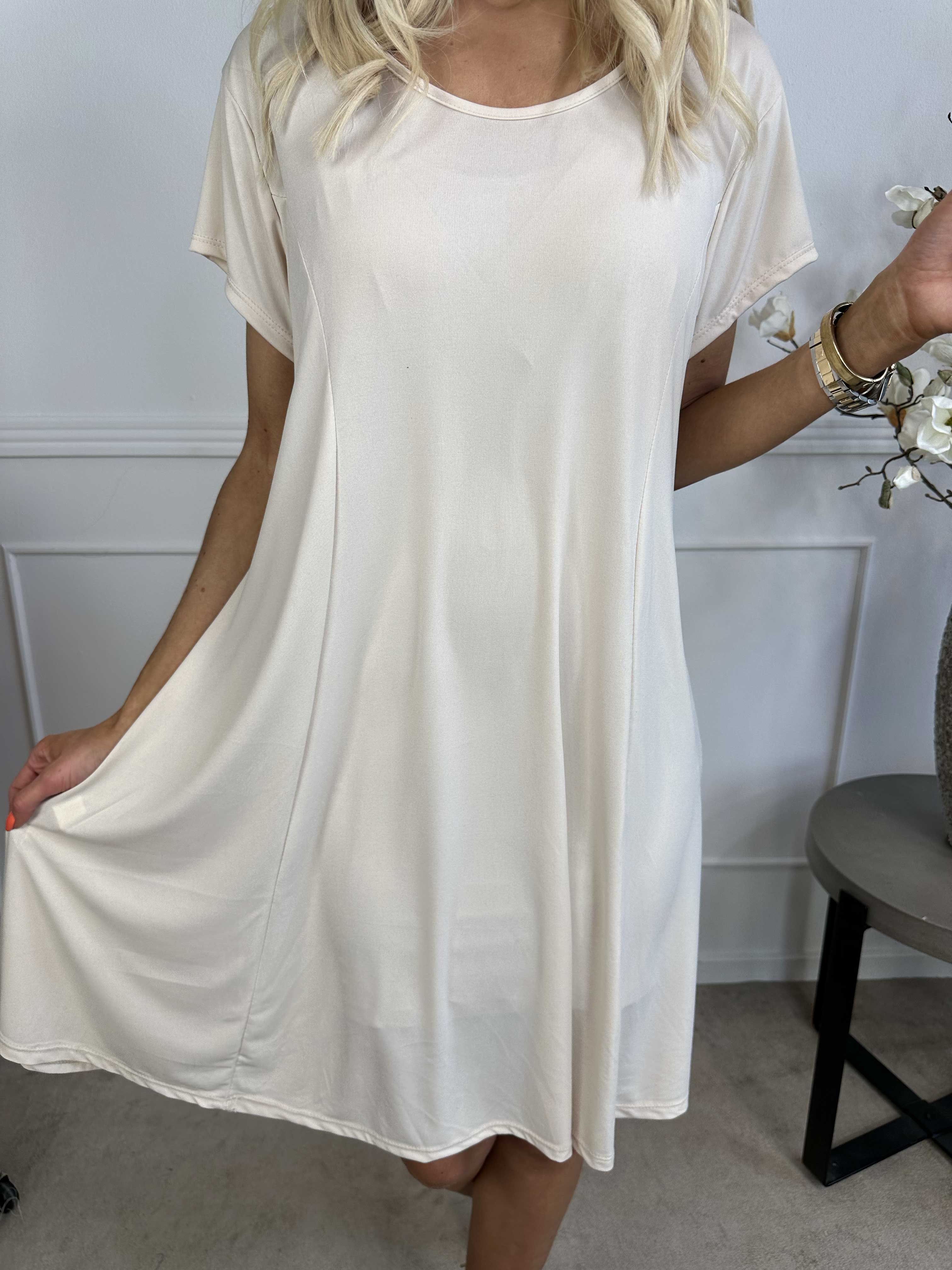 Janina - Ensfarvet kjole i blødt elastisk stof