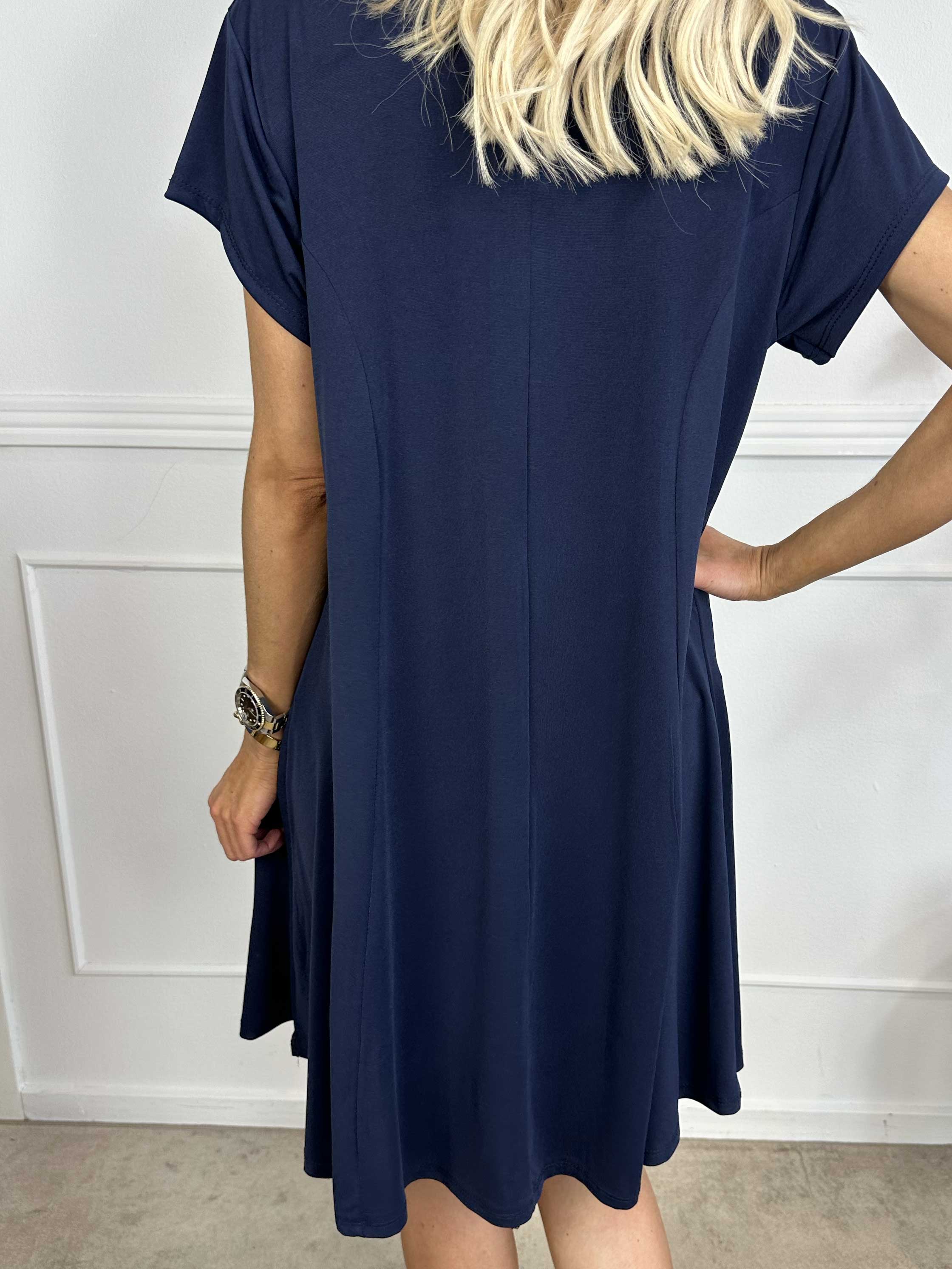 Janina - Ensfarvet kjole i blødt elastisk stof