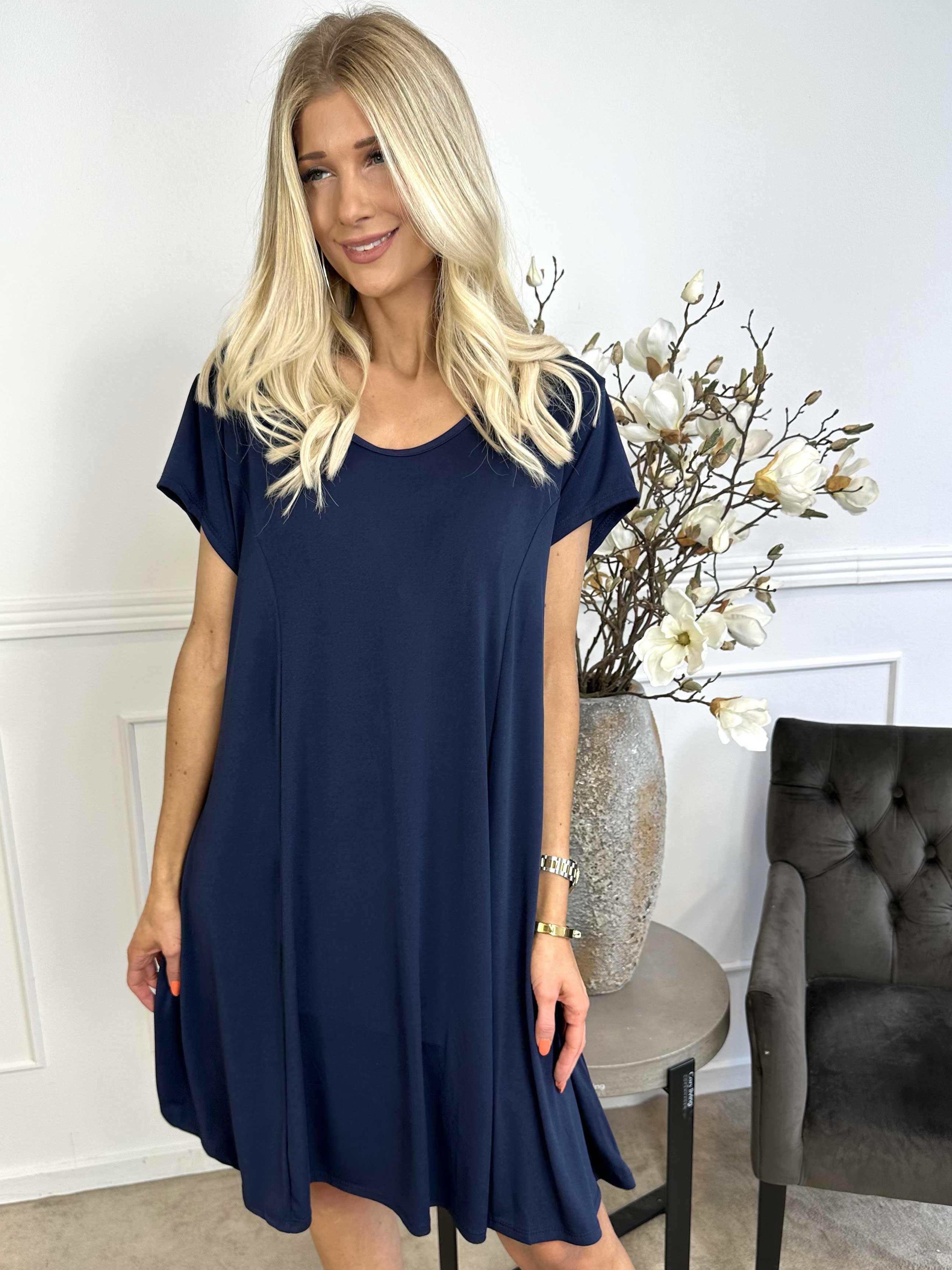 Janina - Ensfarvet kjole i blødt elastisk stof