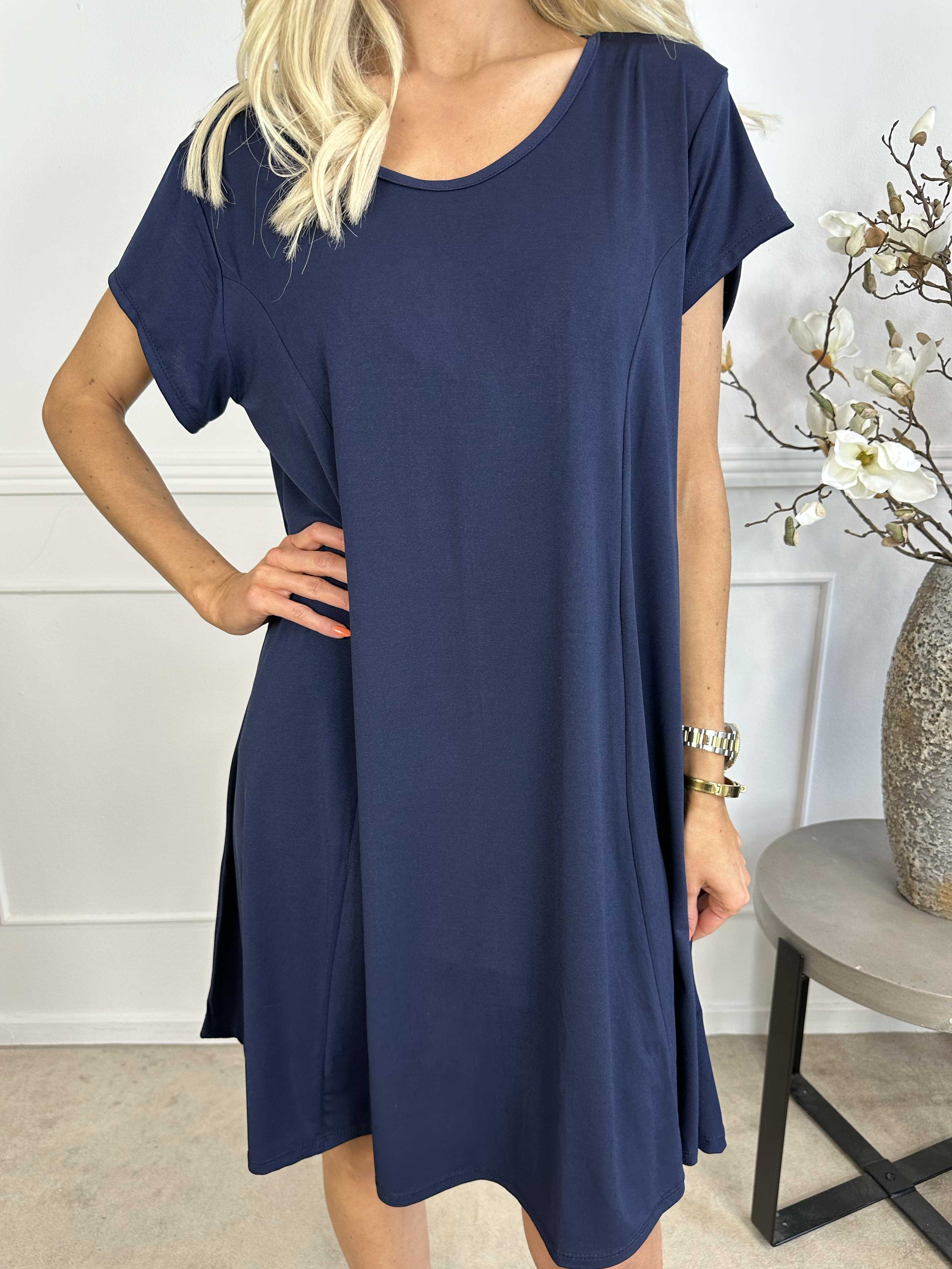 Janina - Ensfarvet kjole i blødt elastisk stof