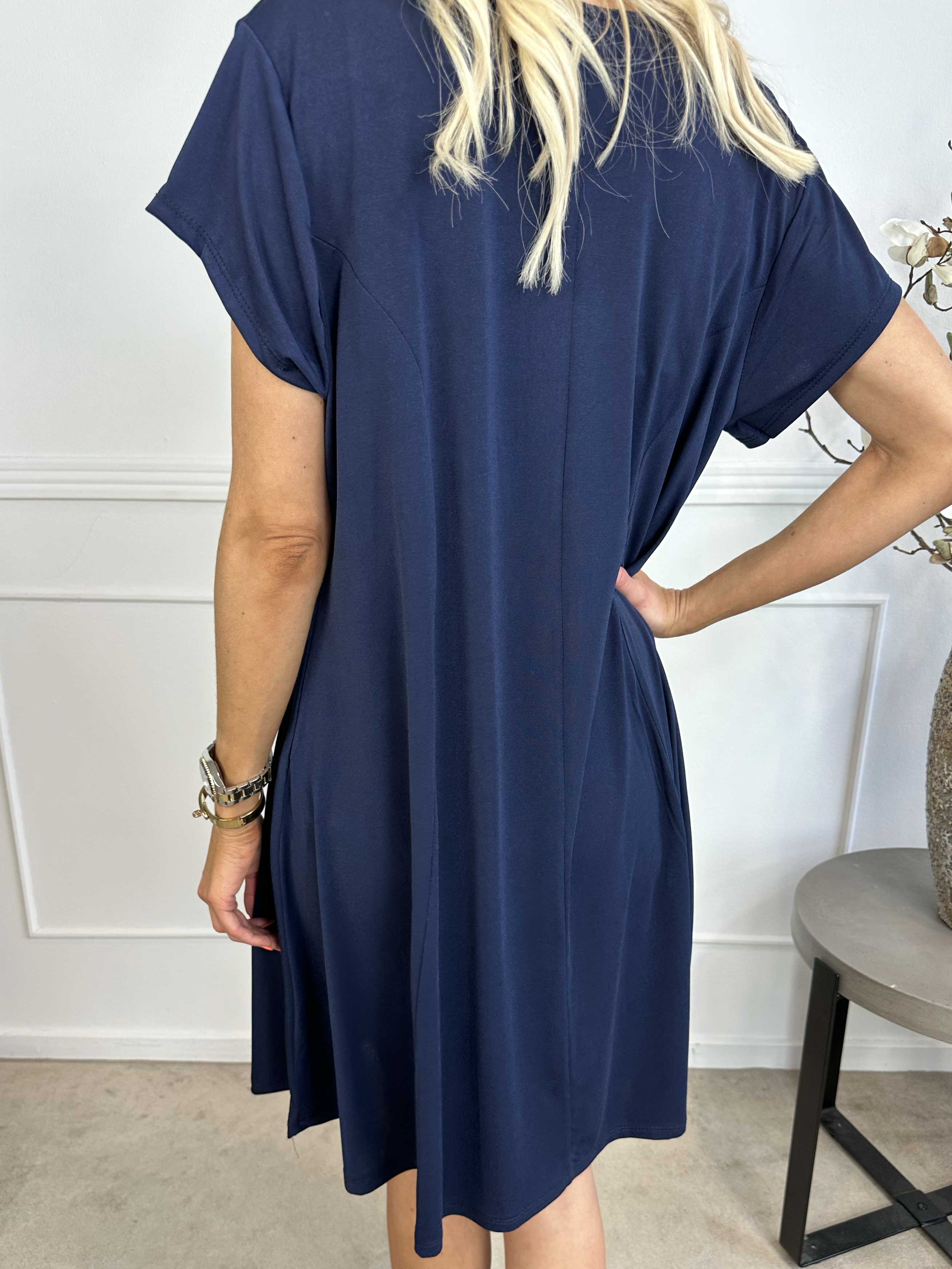 Janina - Ensfarvet kjole i blødt elastisk stof