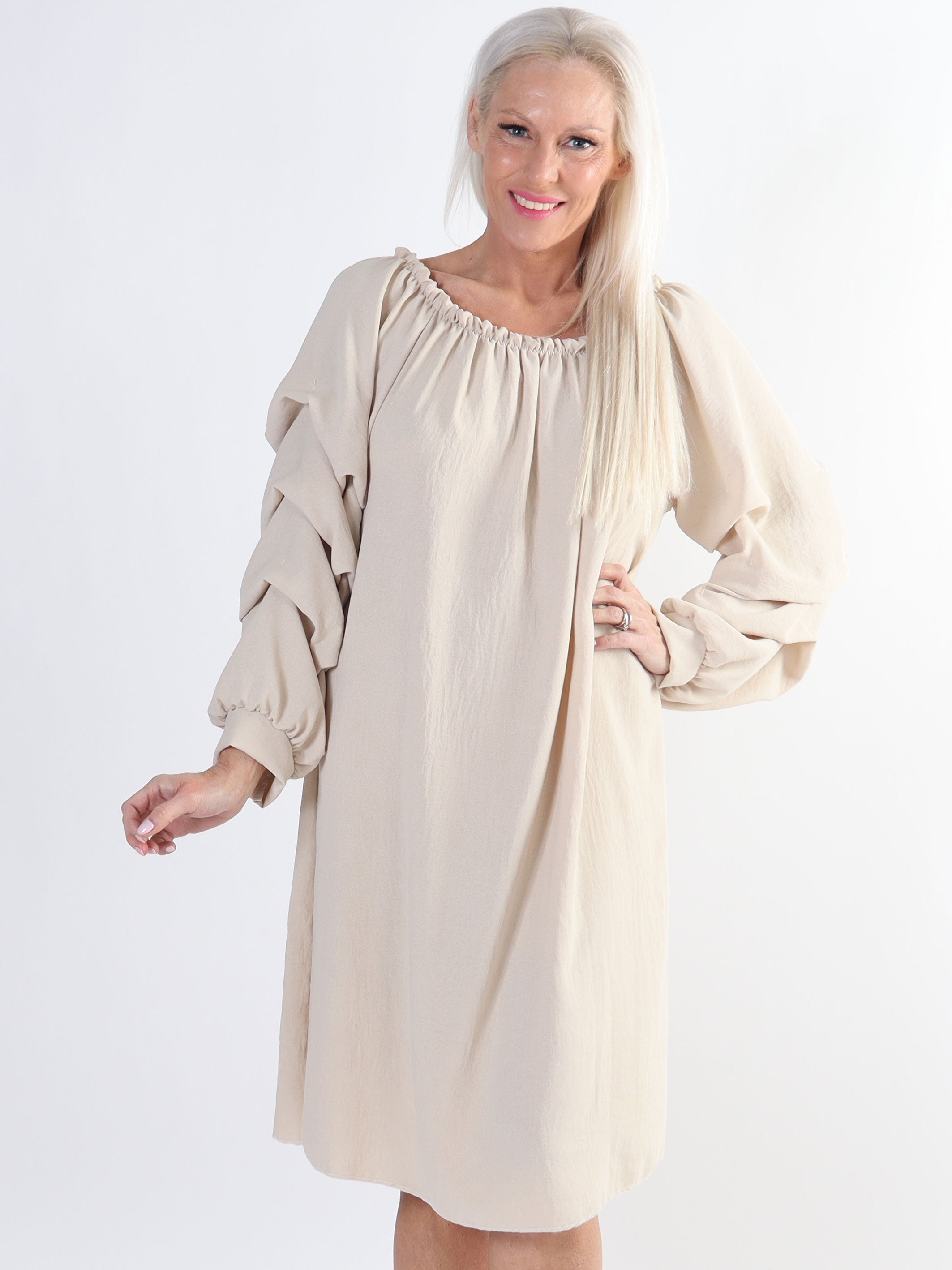 Joanna - Plus size kjole i viskose med rynk på ærmerne