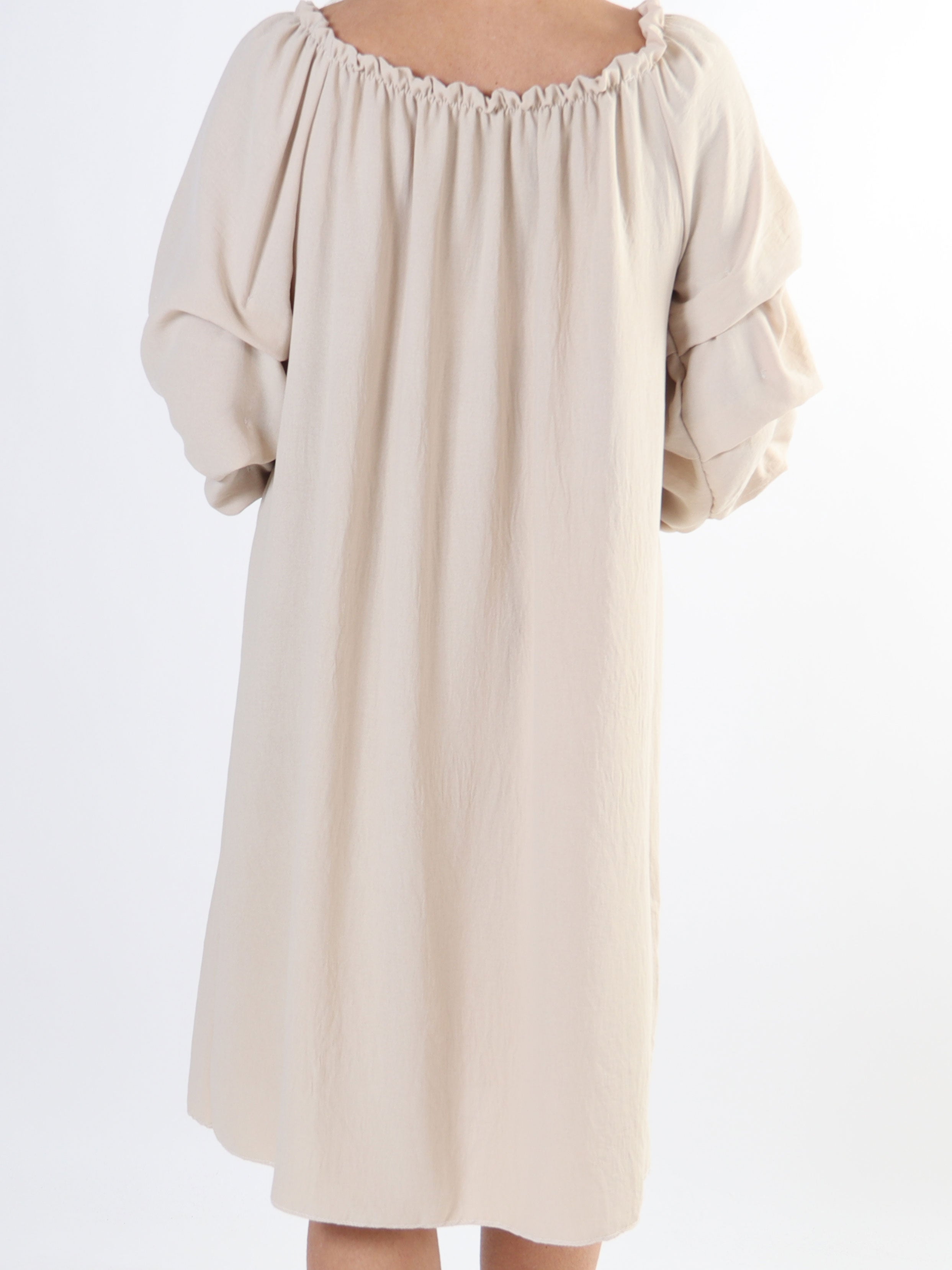 Joanna - Plus size kjole i viskose med rynk på ærmerne