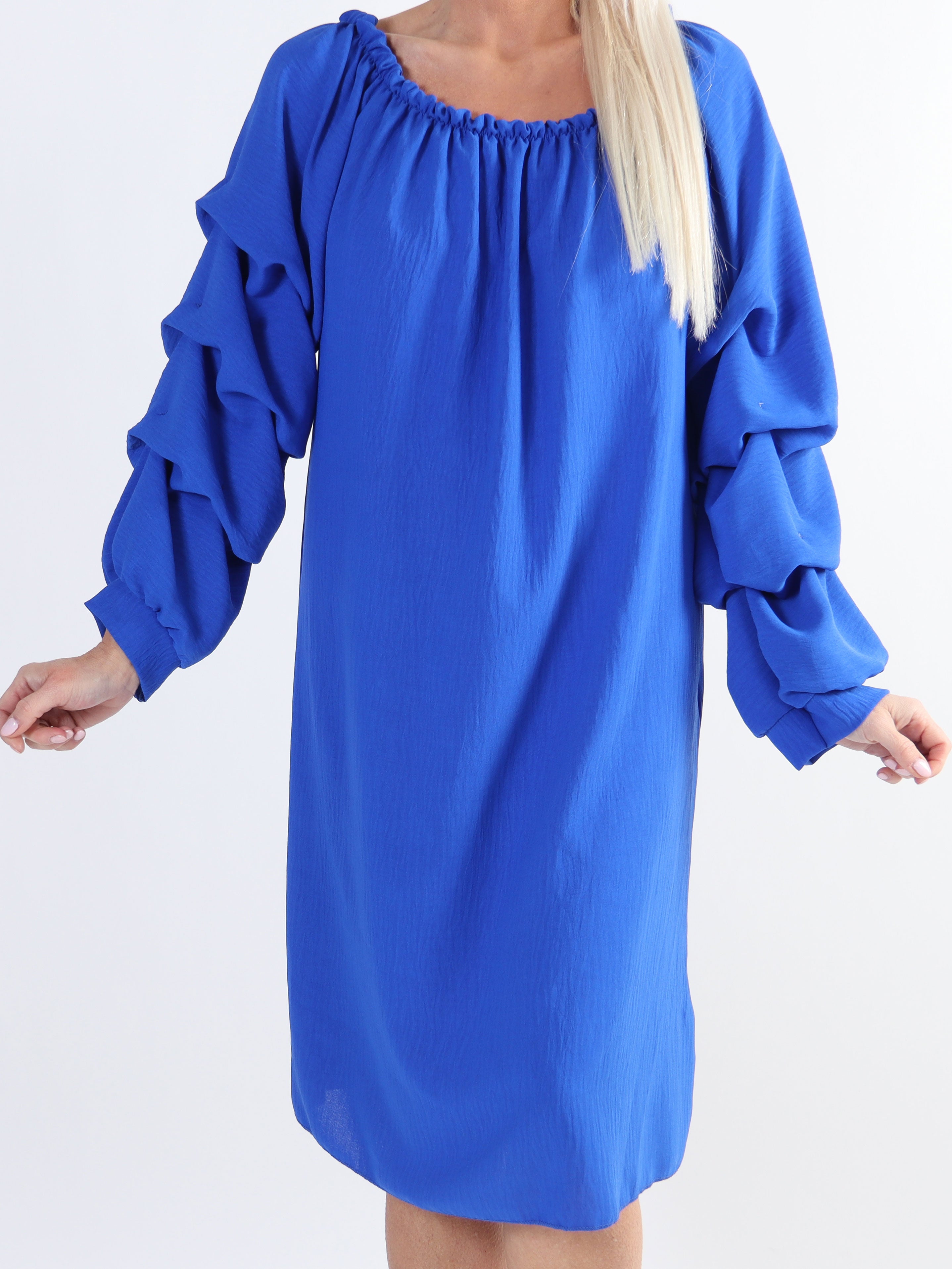 Joanna - Plus size kjole i viskose med rynk på ærmerne