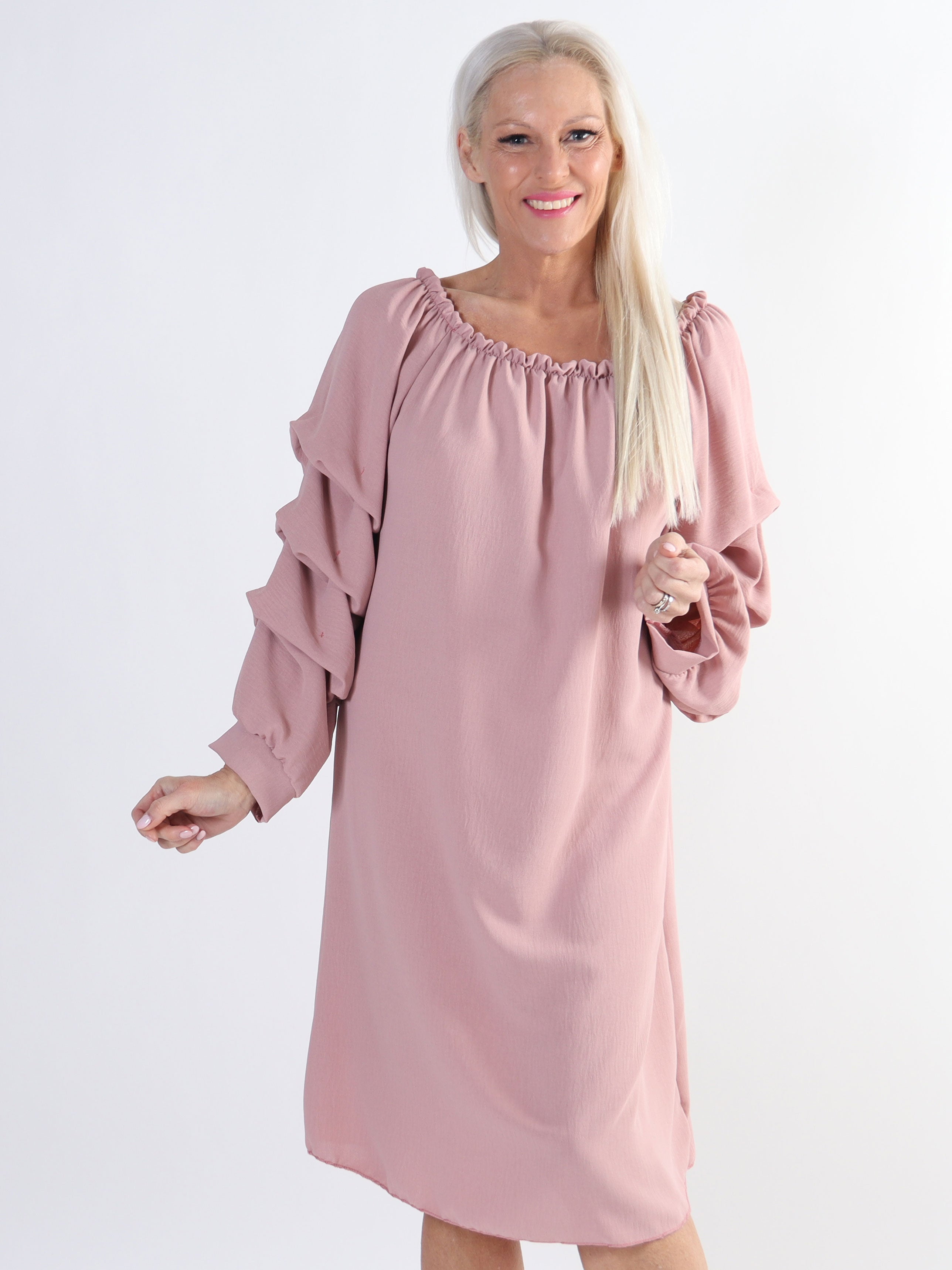 Joanna - Plus size kjole i viskose med rynk på ærmerne