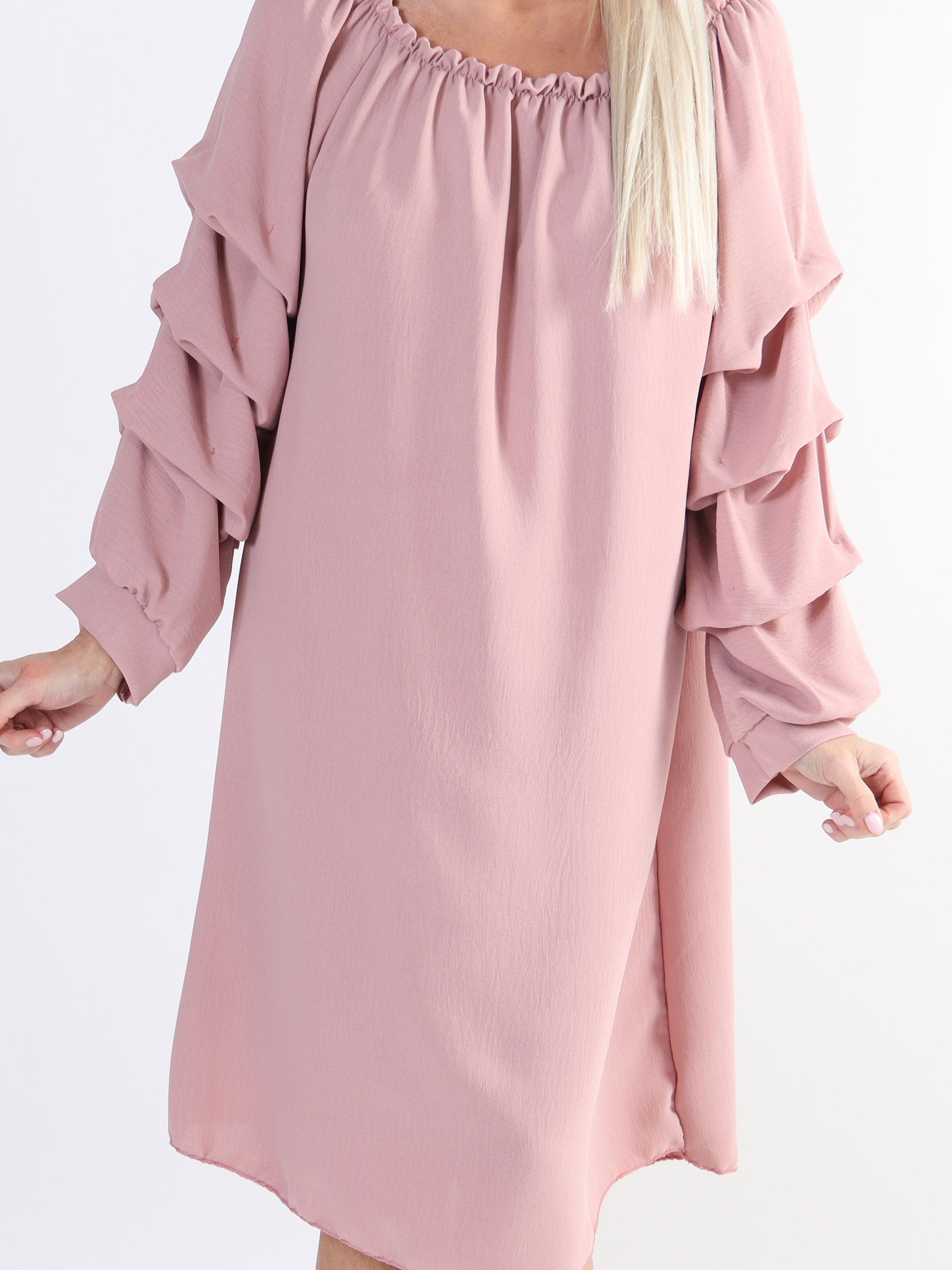 Joanna - Plus size kjole i viskose med rynk på ærmerne