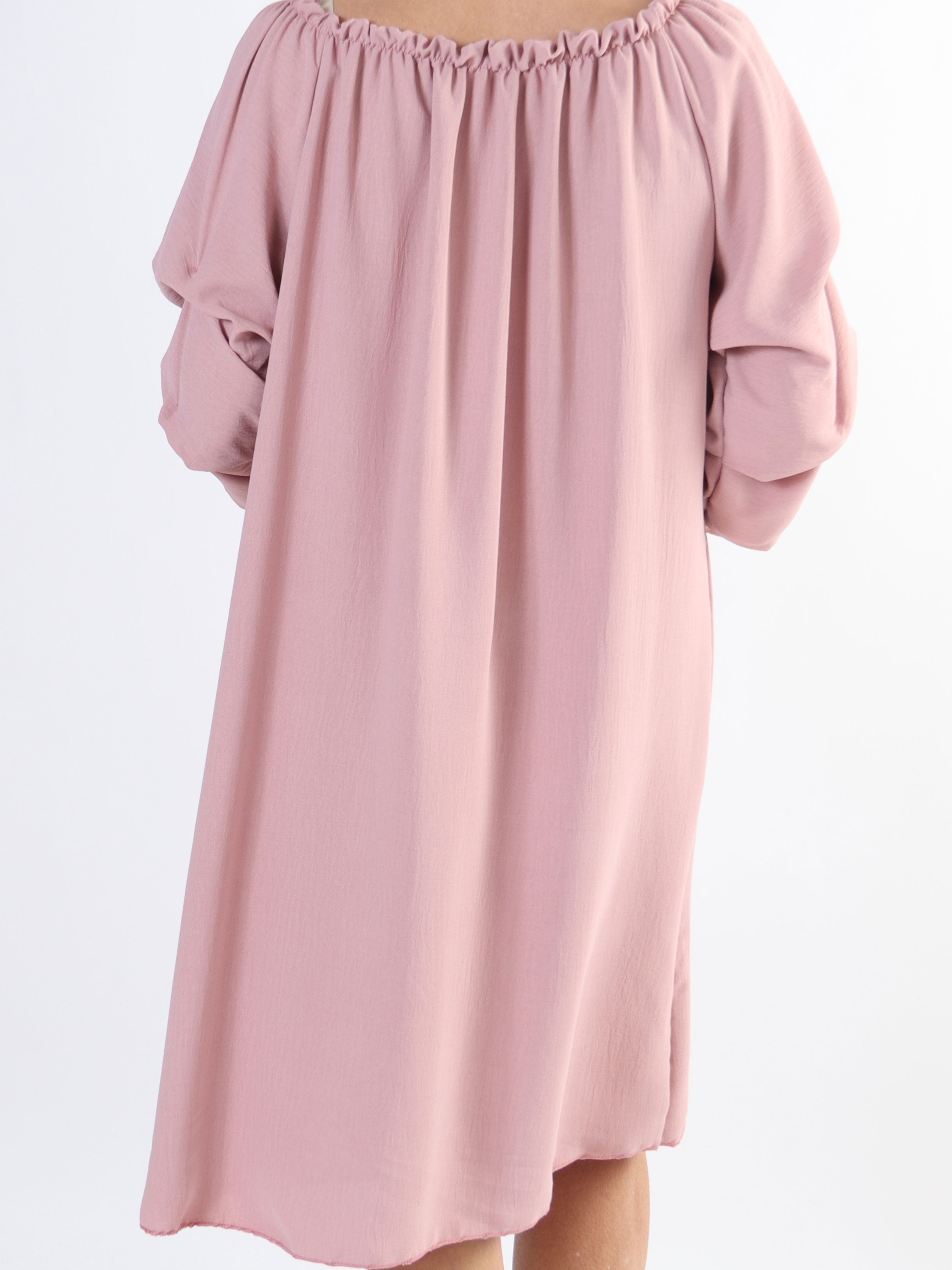 Joanna - Plus size kjole i viskose med rynk på ærmerne