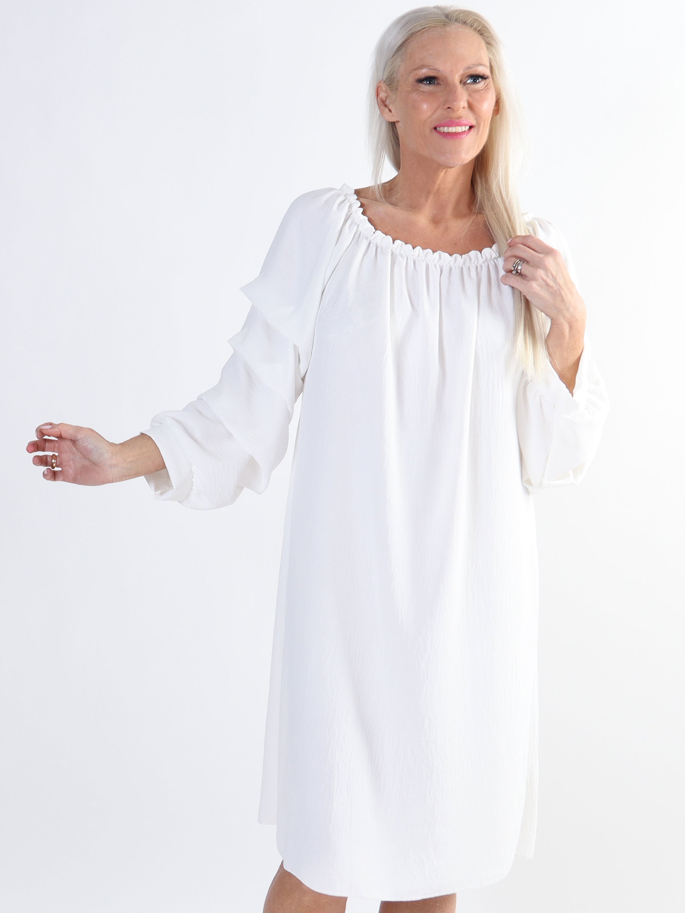 Joanna - Plus size kjole i viskose med rynk på ærmerne