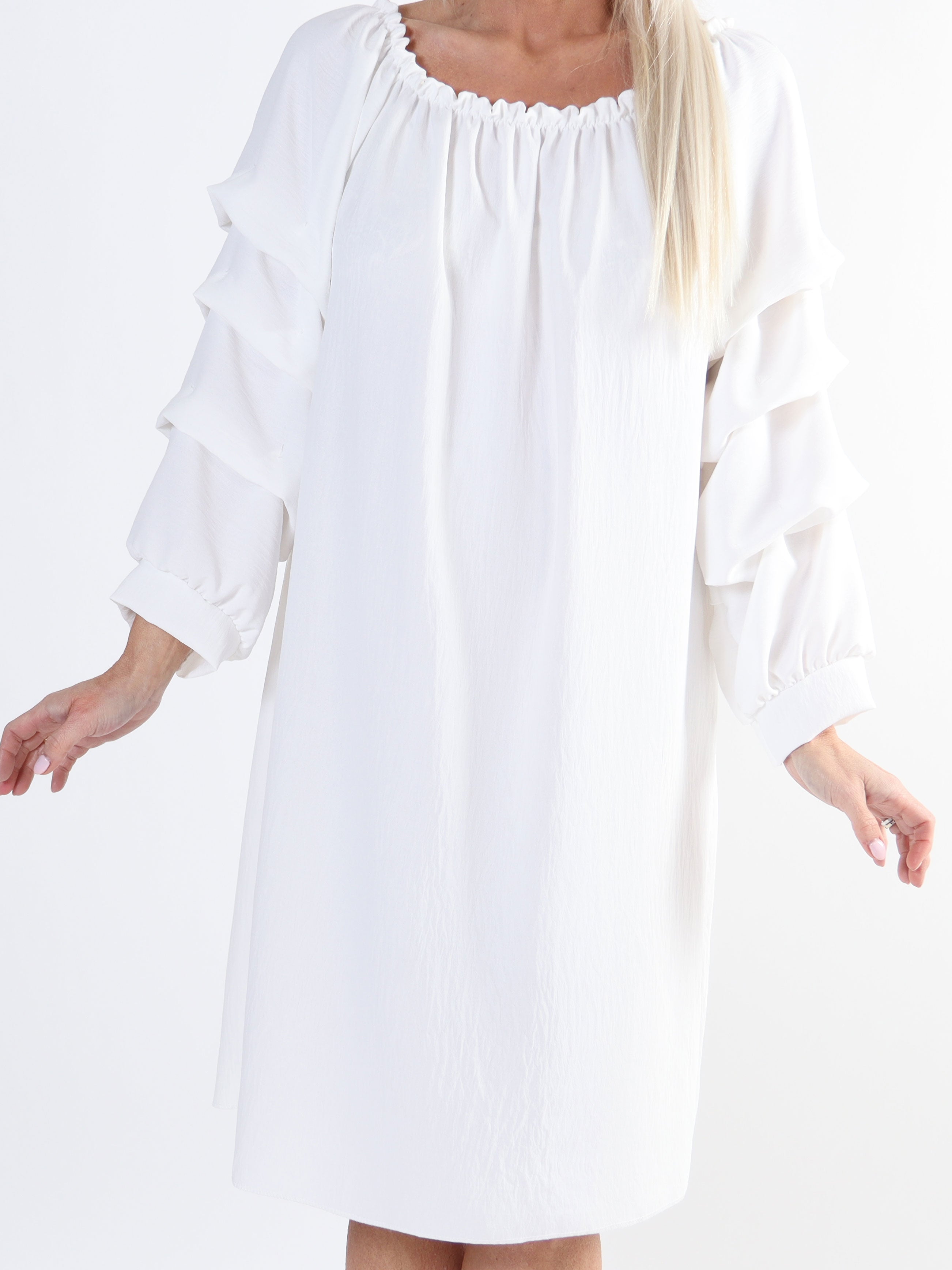 Joanna - Plus size kjole i viskose med rynk på ærmerne