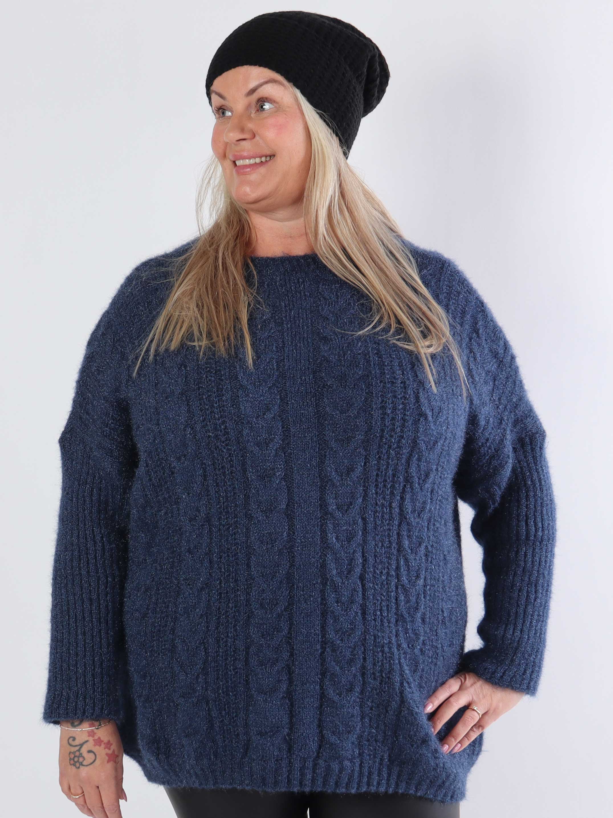 Johanna - Plus size strikbluse med kabelstrik i shiny strik