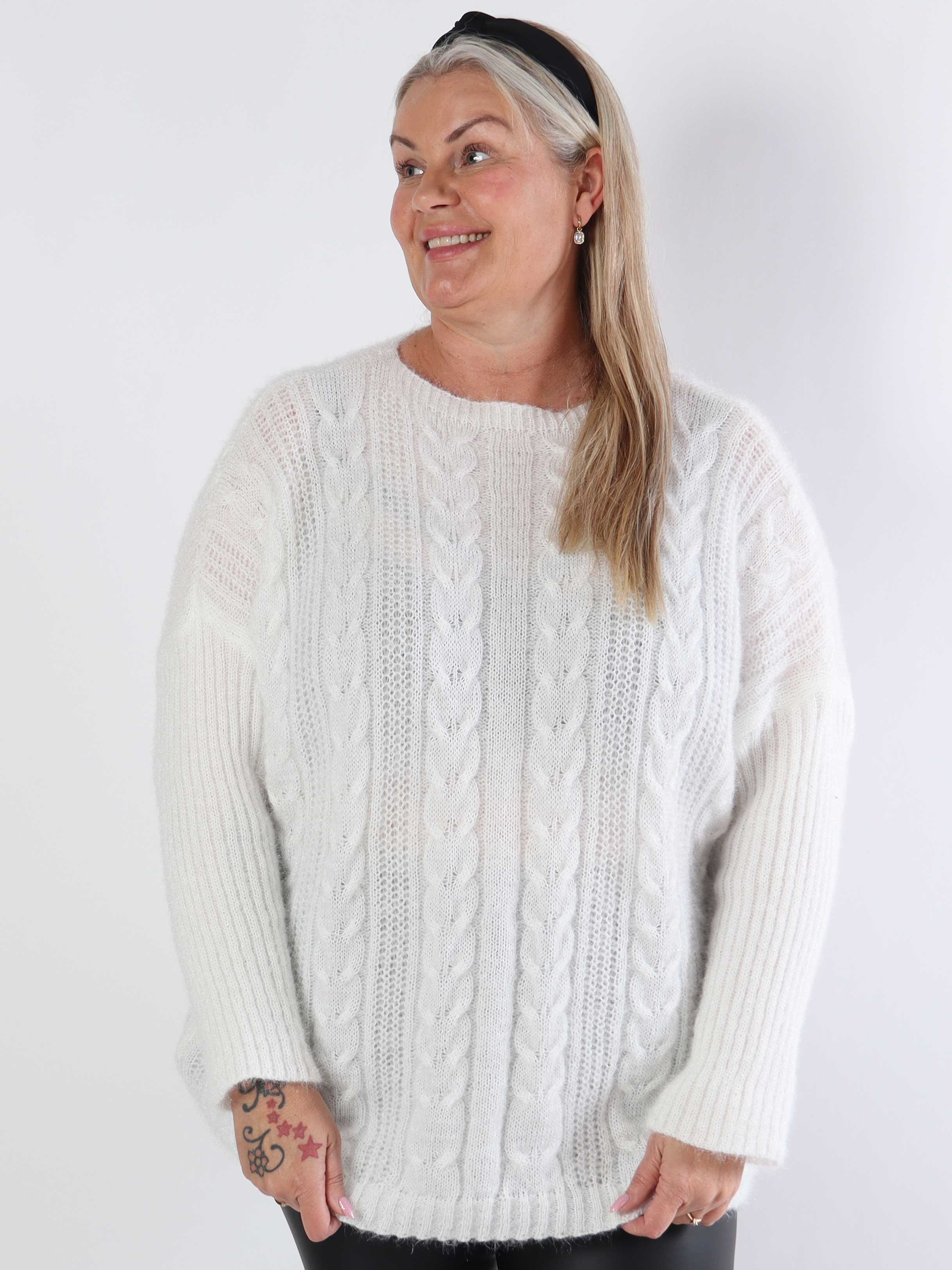 Johanna - Plus size strikbluse med kabelstrik i shiny strik