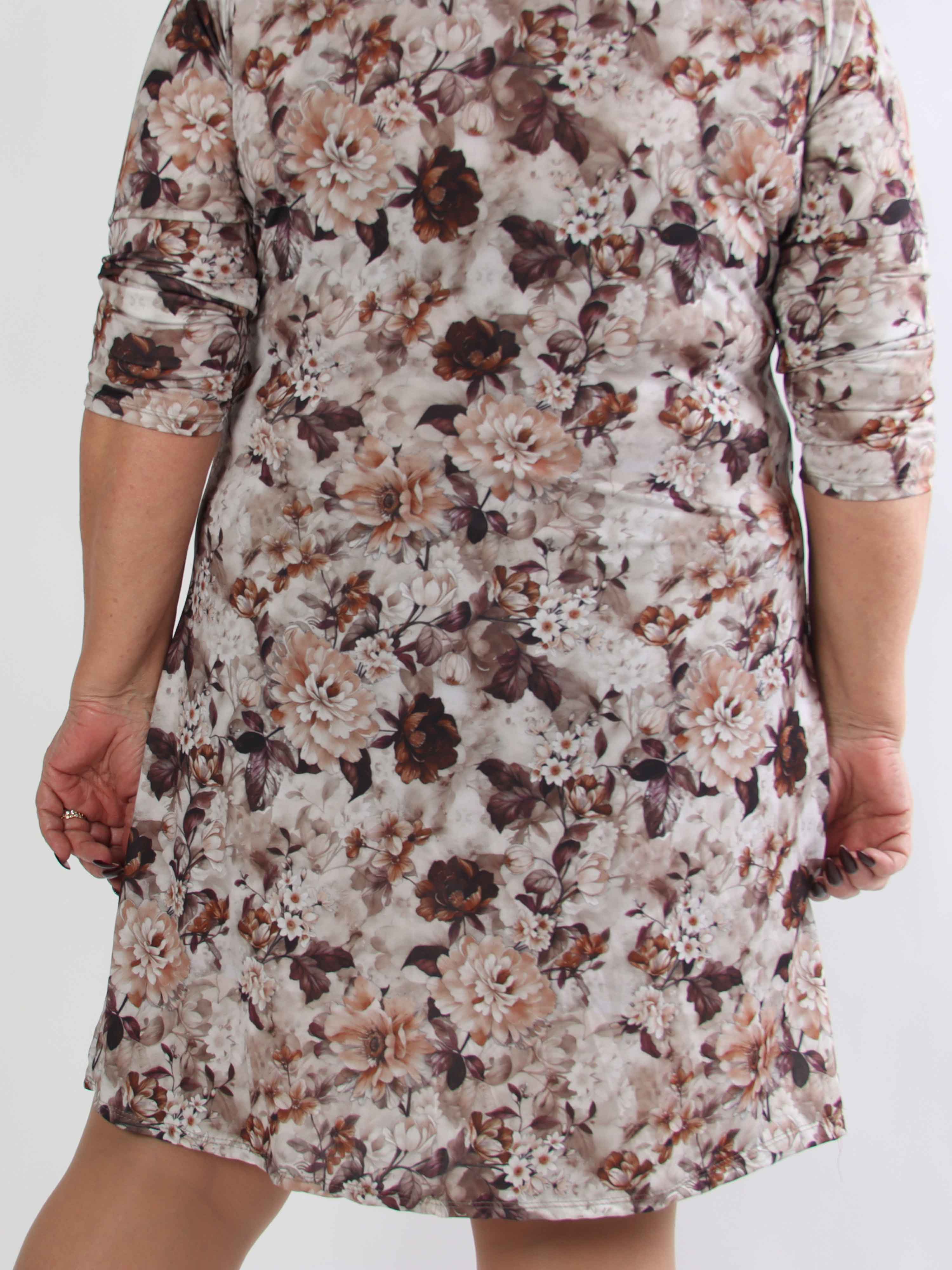 Josie - Sød plus size kjole med fine bonderoser og slå-om look