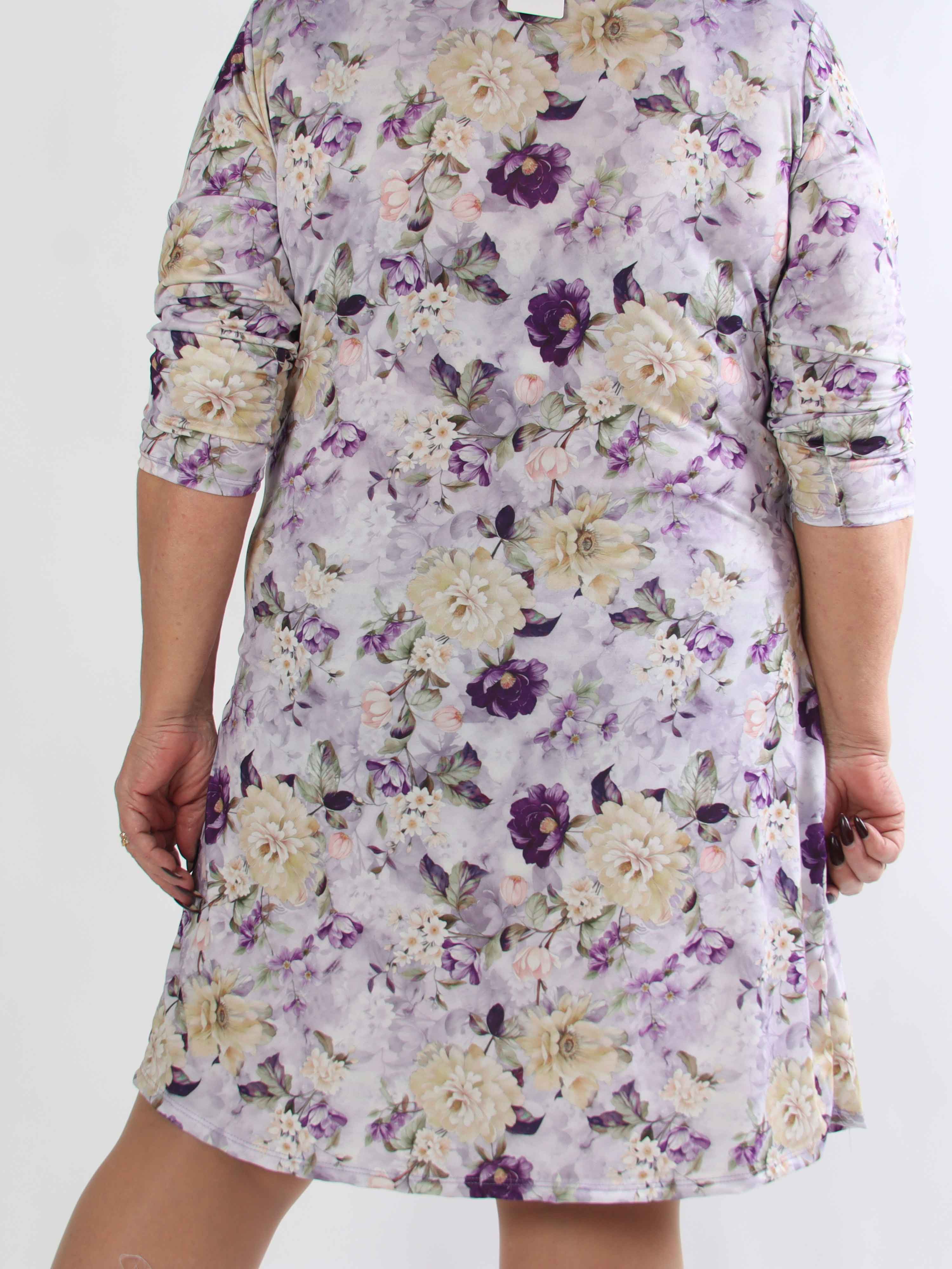 Josie - Sød plus size kjole med fine bonderoser og slå-om look