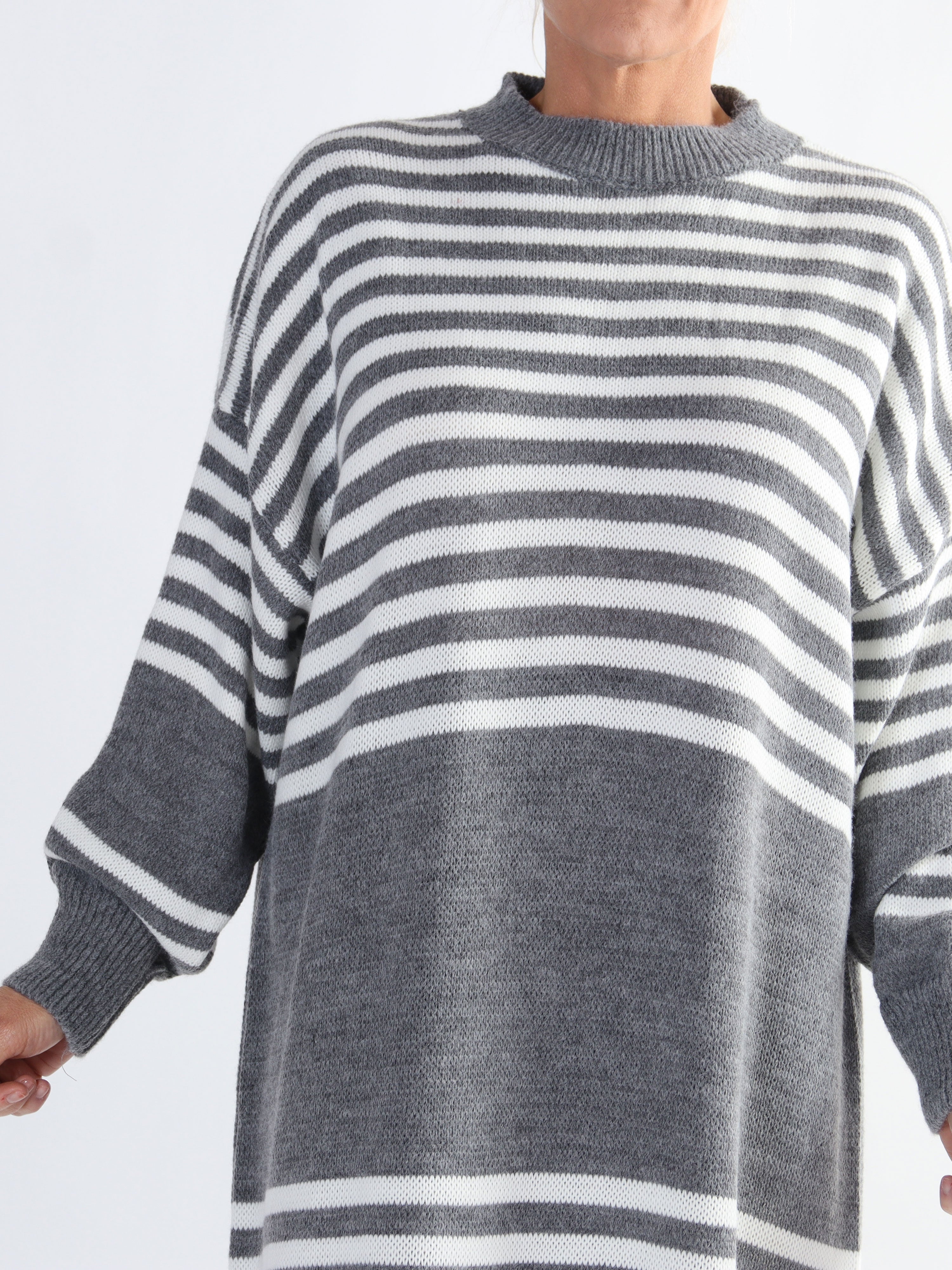 Julietta - Plus size strikkjole med striber